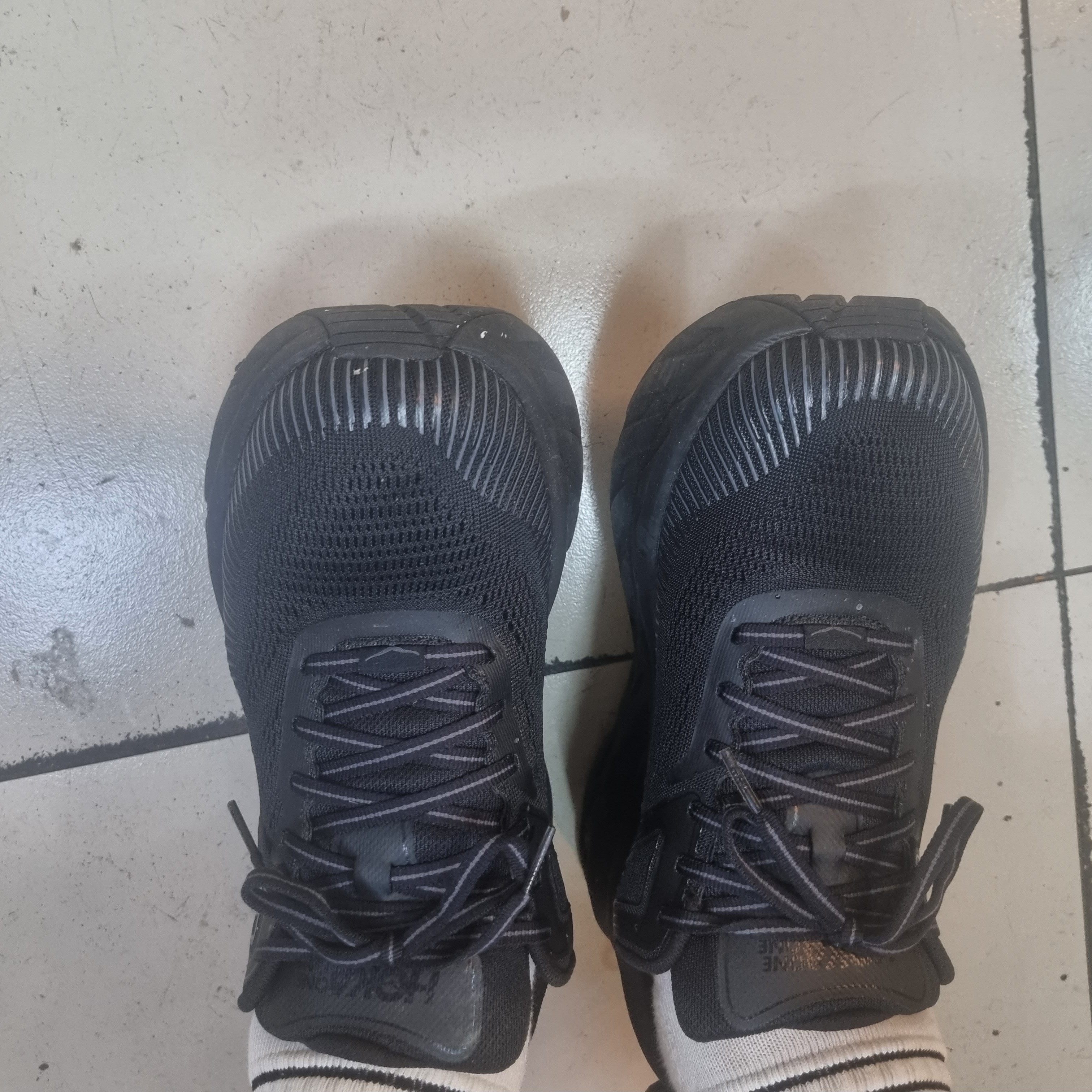 Hoka Bondi 7 Black - Wide 착용 스타일 - 1