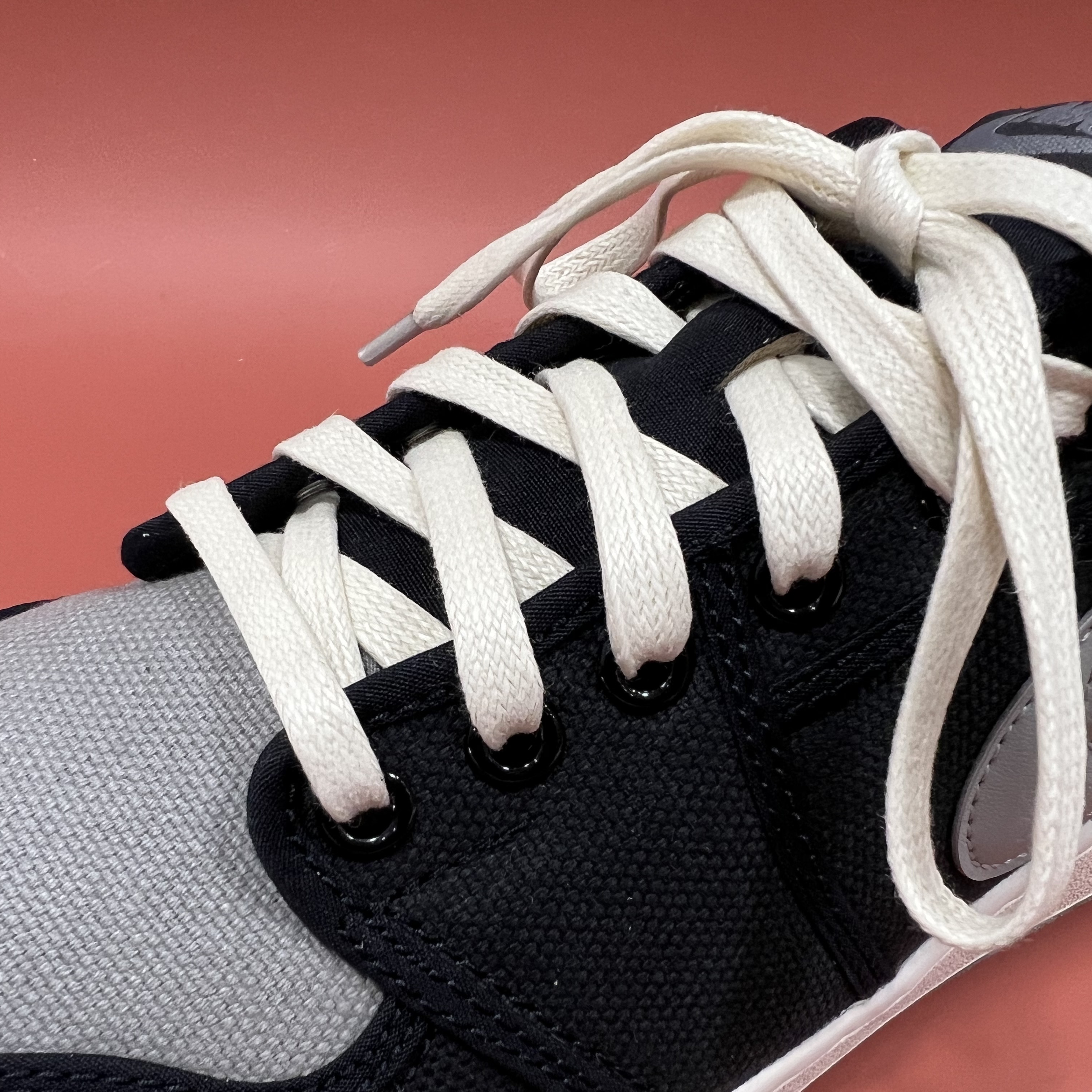 Jordan 1 KO Low Black Medium Grey 착용 스타일 - 3