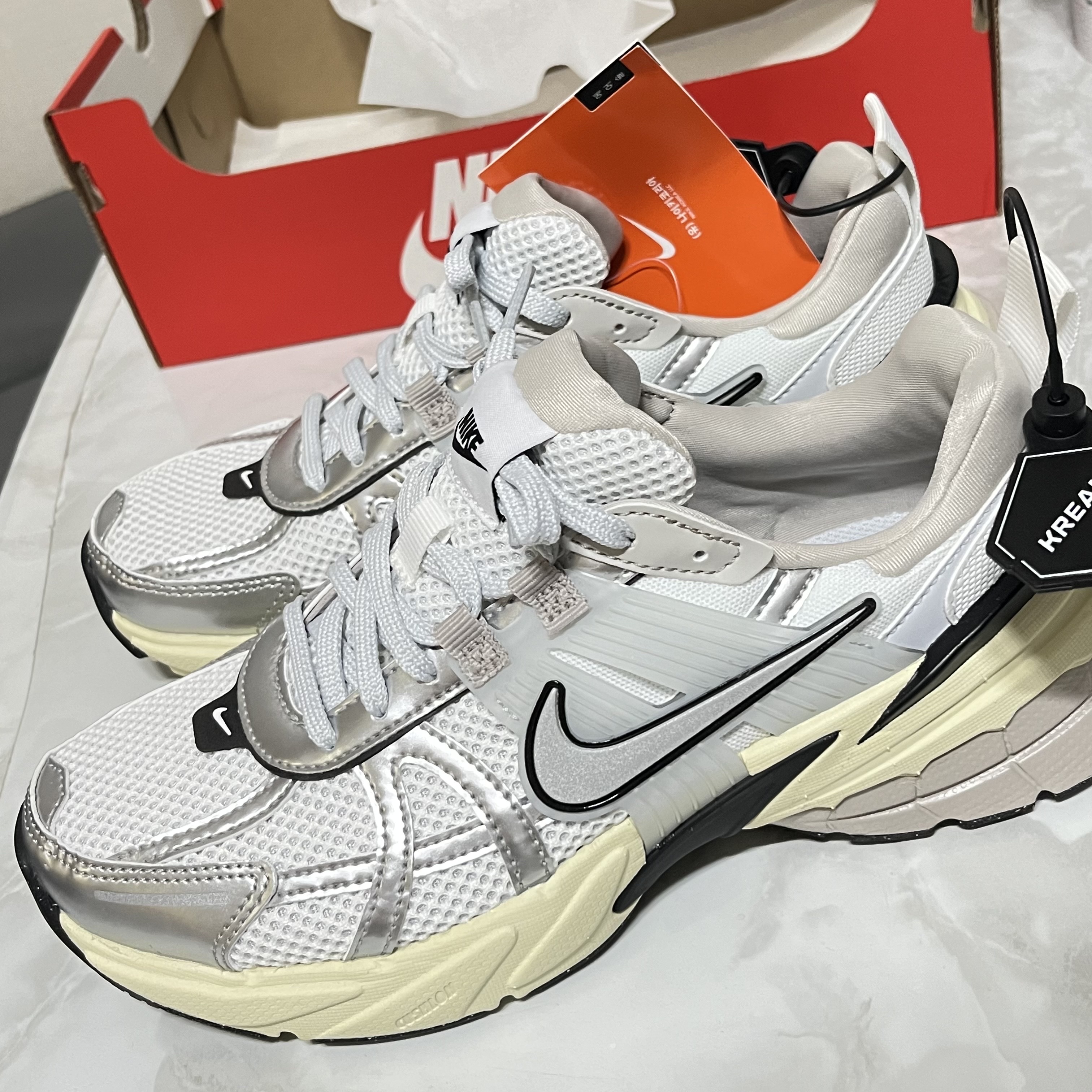Nike V2K Run Summit White Metallic Silver 착용 스타일