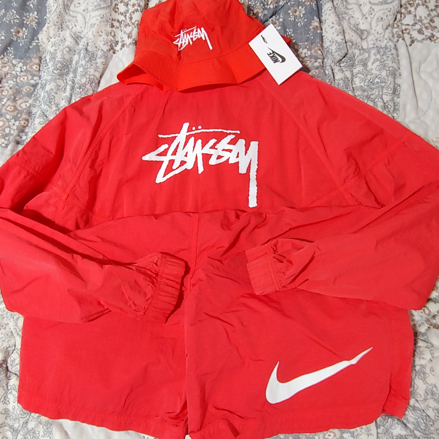 Nike x Stussy Bucket Hat Habanero Red, Nike x Stussy Windrunner Jacket Habanero Red 착용 스타일 - 1