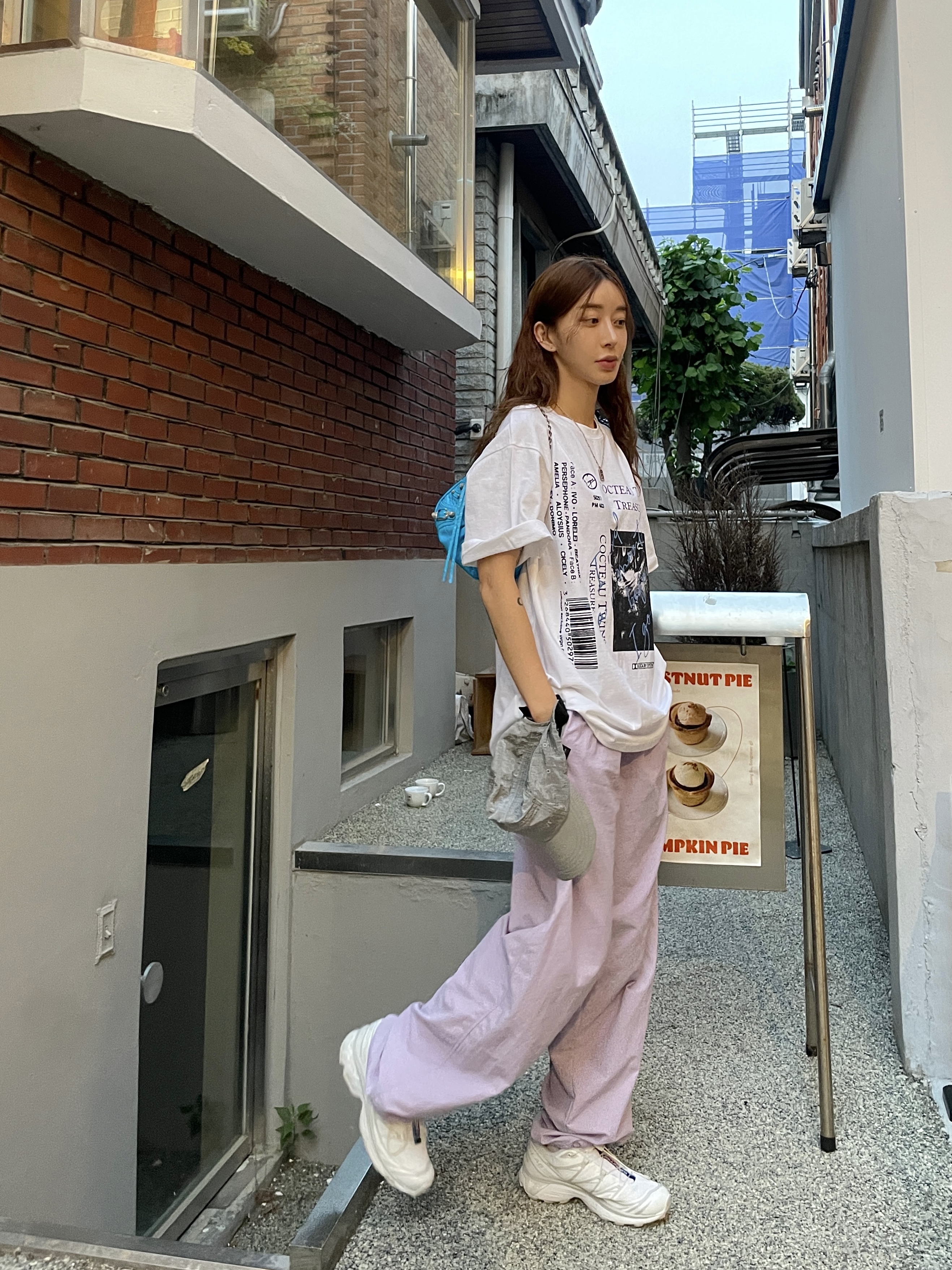 Balenciaga Crocodile Embossed Le Cagole Mini Purse with Chain White, Salomon XT-6 ADV White 착용 스타일 - 4