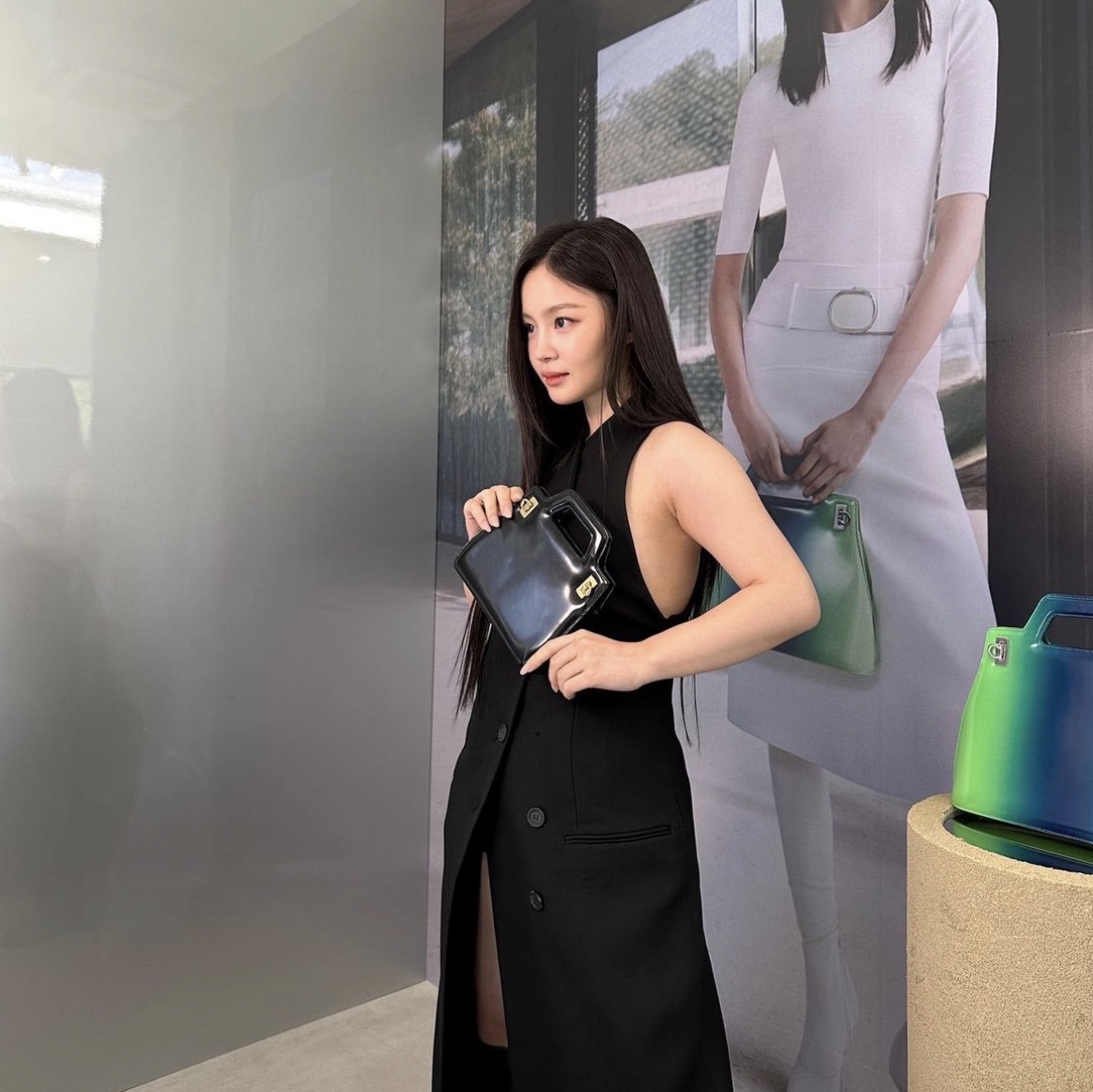 Ferragamo Wanda Mini Bag Black 착용 스타일 - 1
