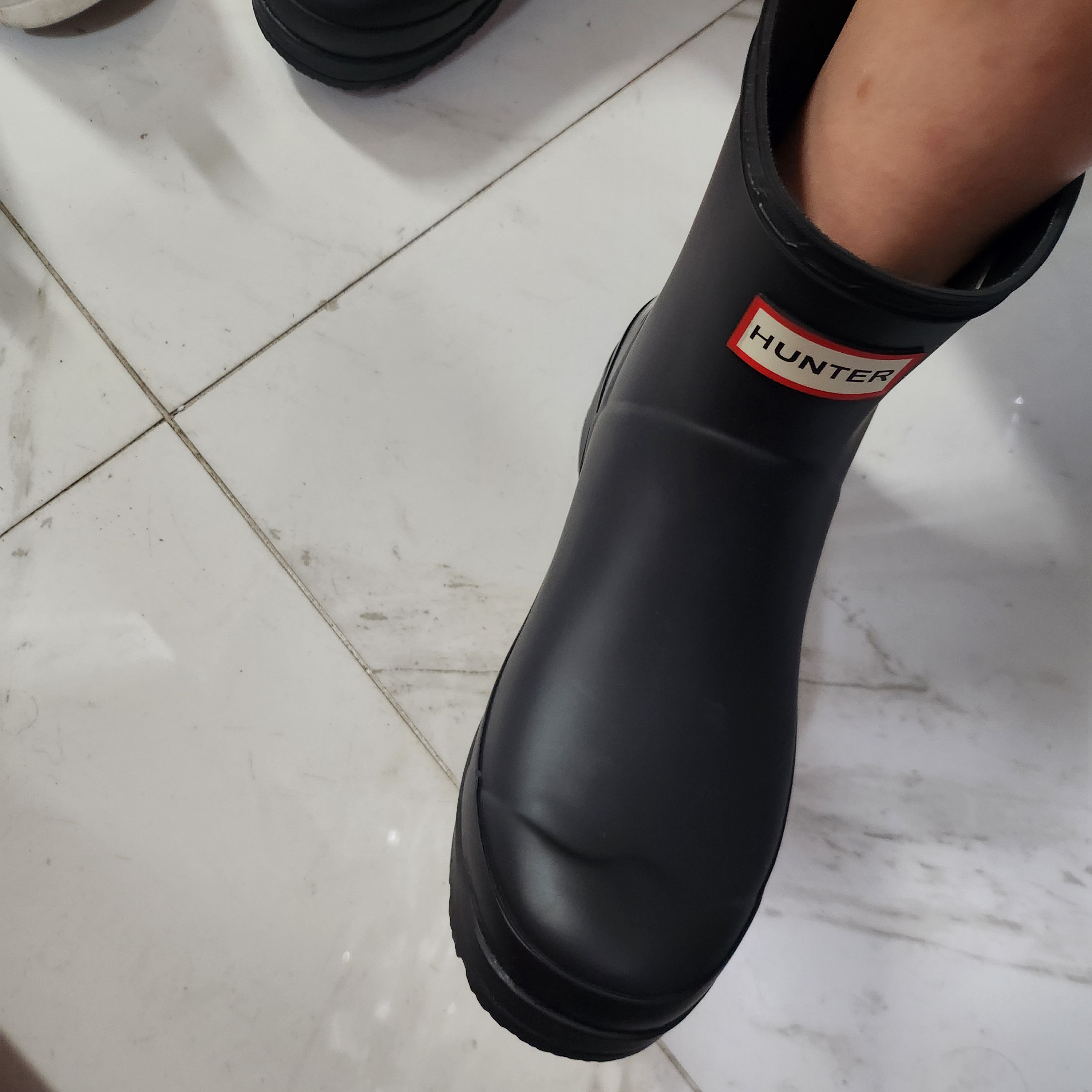 (W) Hunter Play Short Rain Boots Black 착용 스타일 - 1