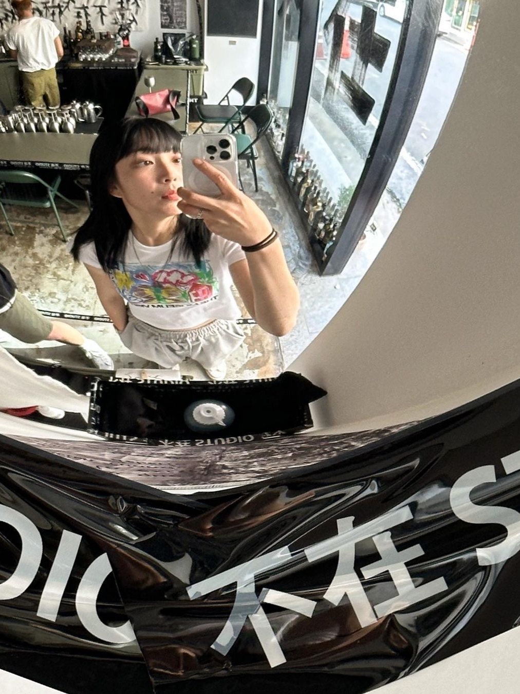 The Museum Visitor Women Crayon Art Printed T-Shirts White 착용 스타일 - 2
