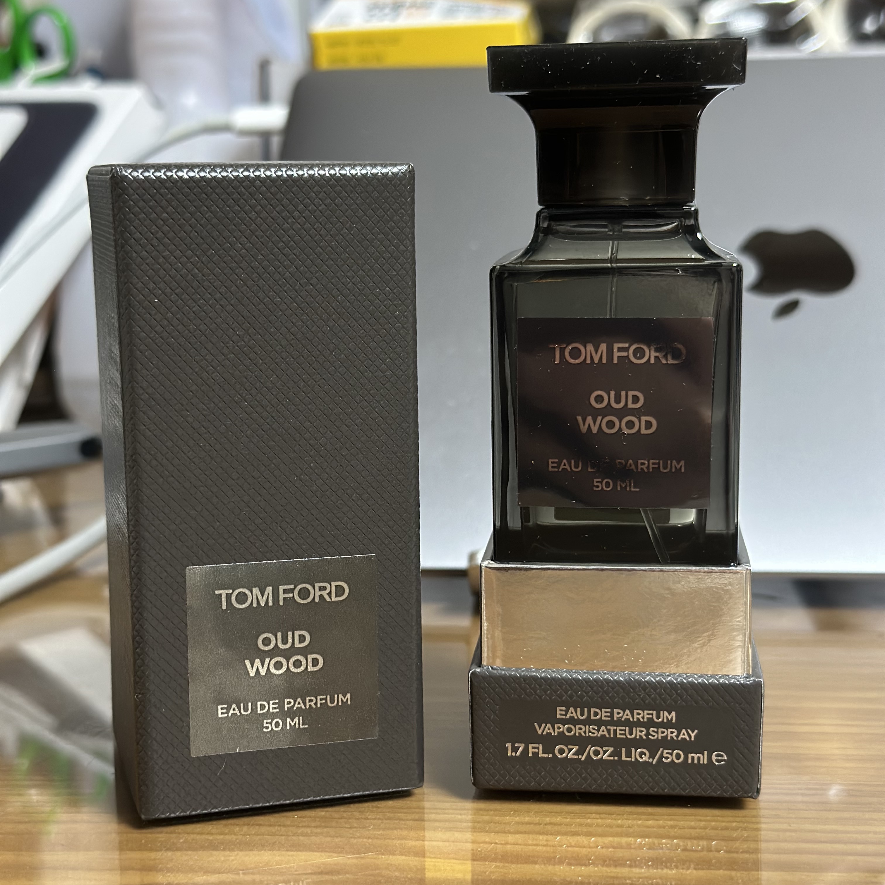 Tom Ford Oud Wood Eau De Parfum 50ml 착용 스타일 - 2
