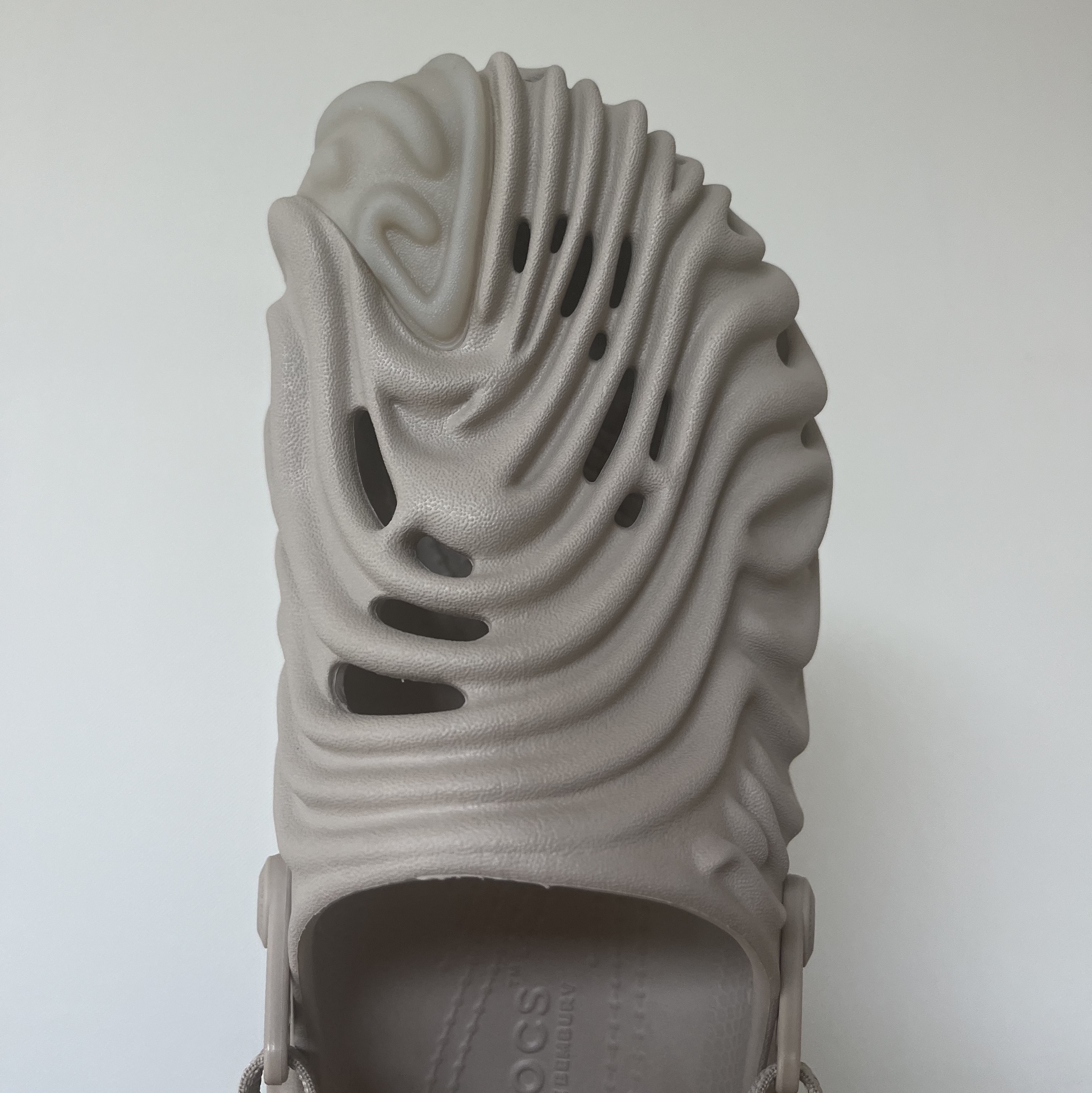 Crocs x Salehe Bembury Pollex Clog Horchata 착용 스타일 - 3