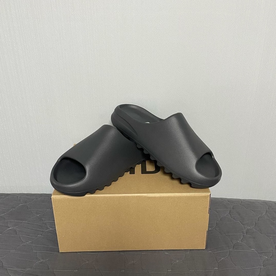 Adidas Yeezy Slide Onyx 착용 스타일