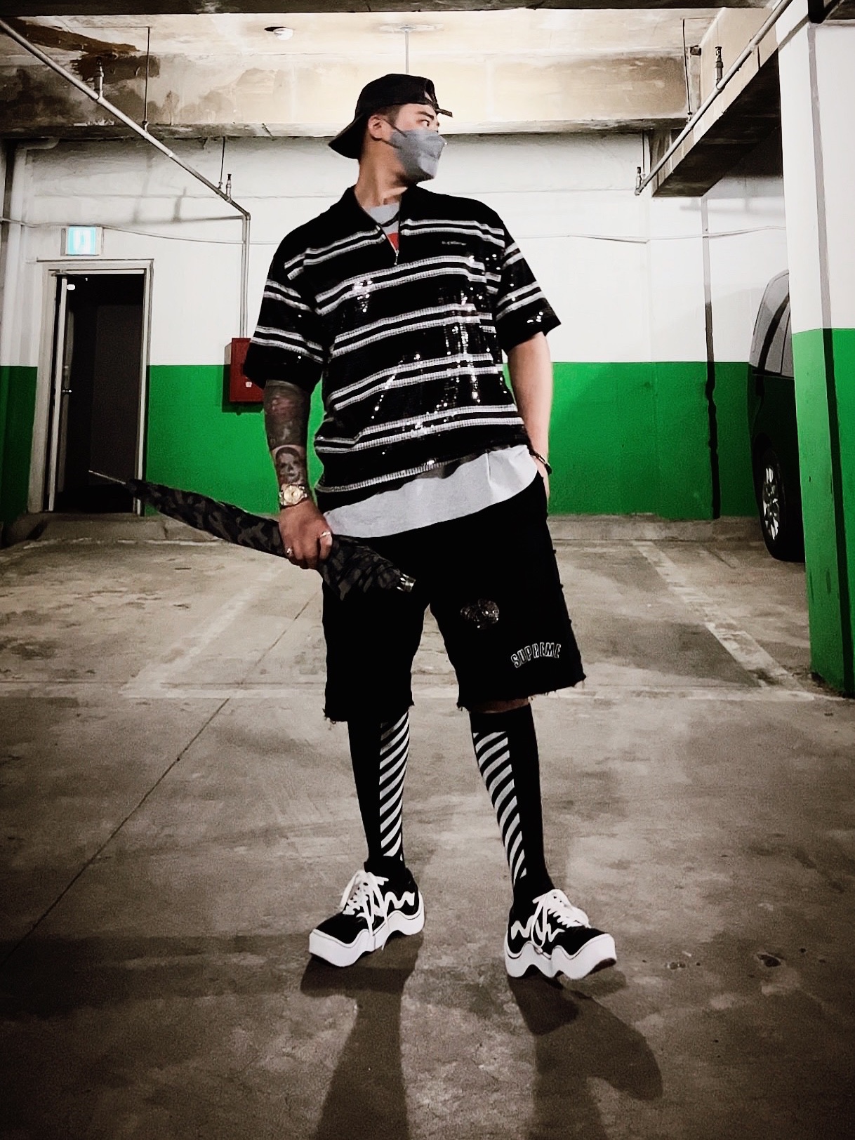 Supreme Pigment Canvas S Logo 6-Panel Black - 23SS, Supreme Sequin Stripe Zip Polo Black - 23SS 착용 스타일 - 1