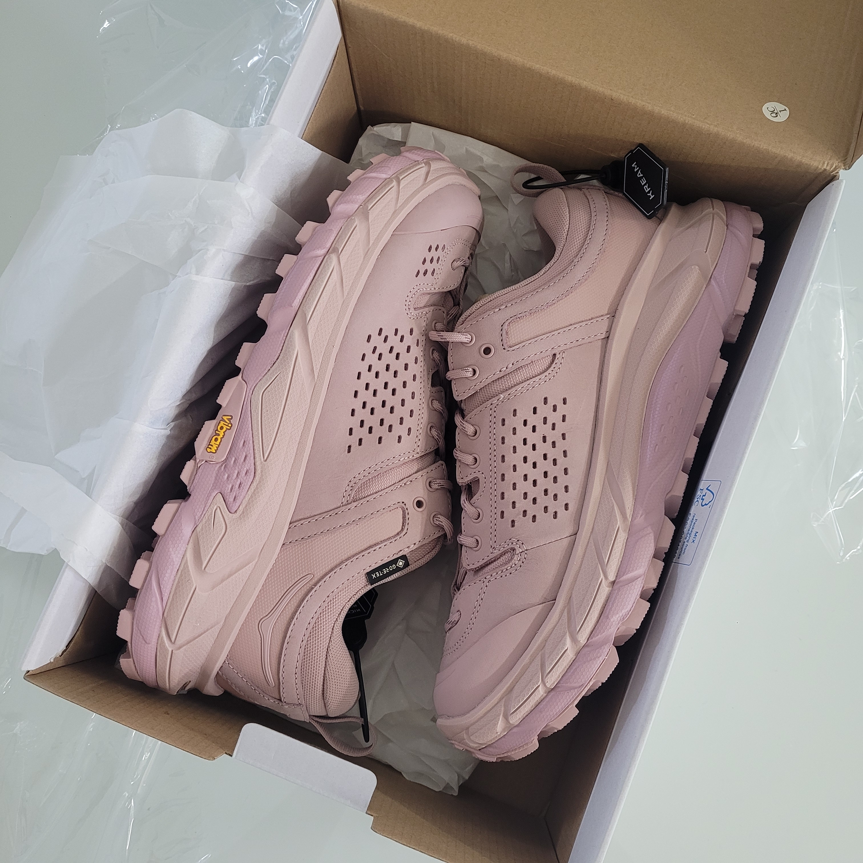 Hoka Tor Ultra Low Pale Mauve 착용 스타일