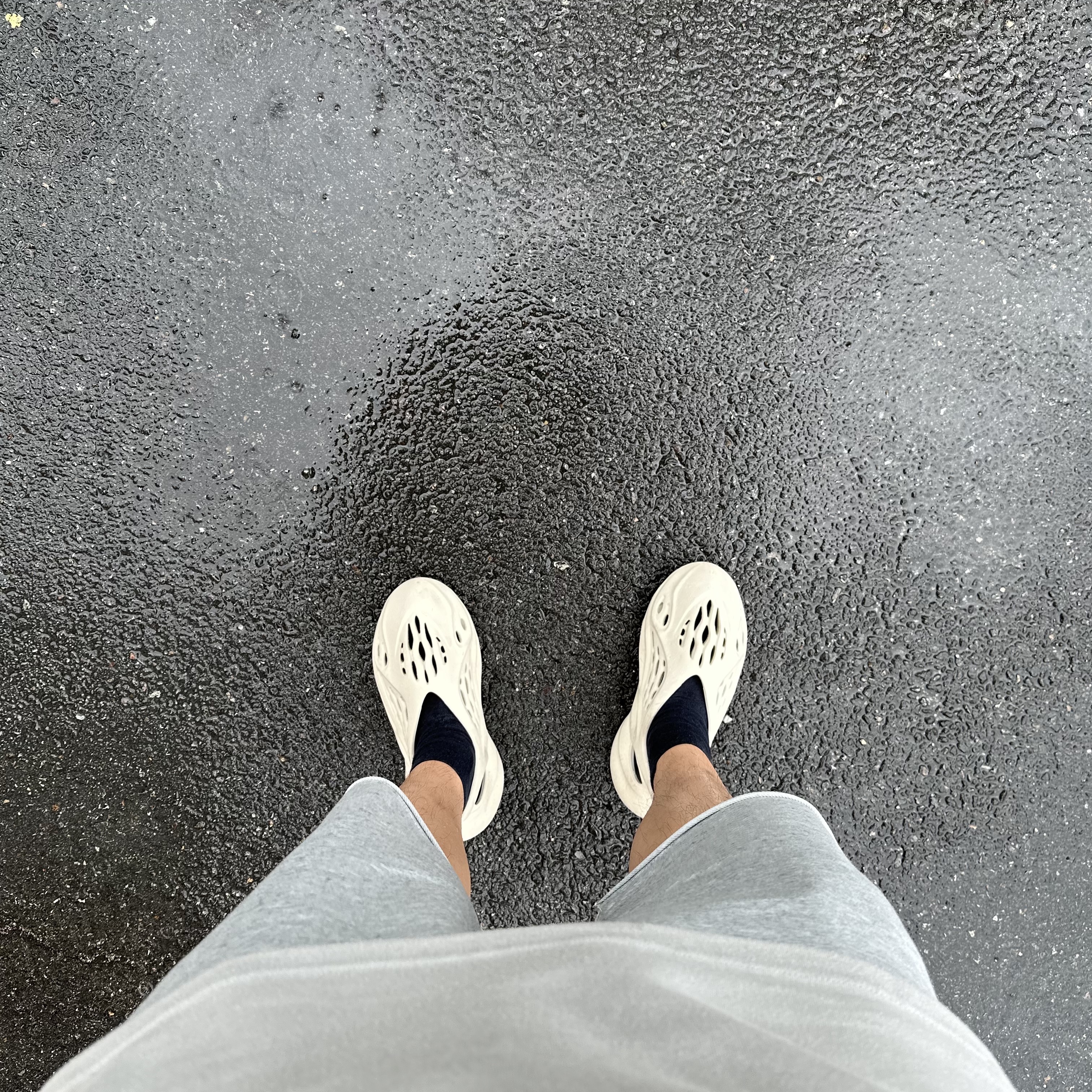 Adidas Yeezy Foam RNNR Sand 착용 스타일