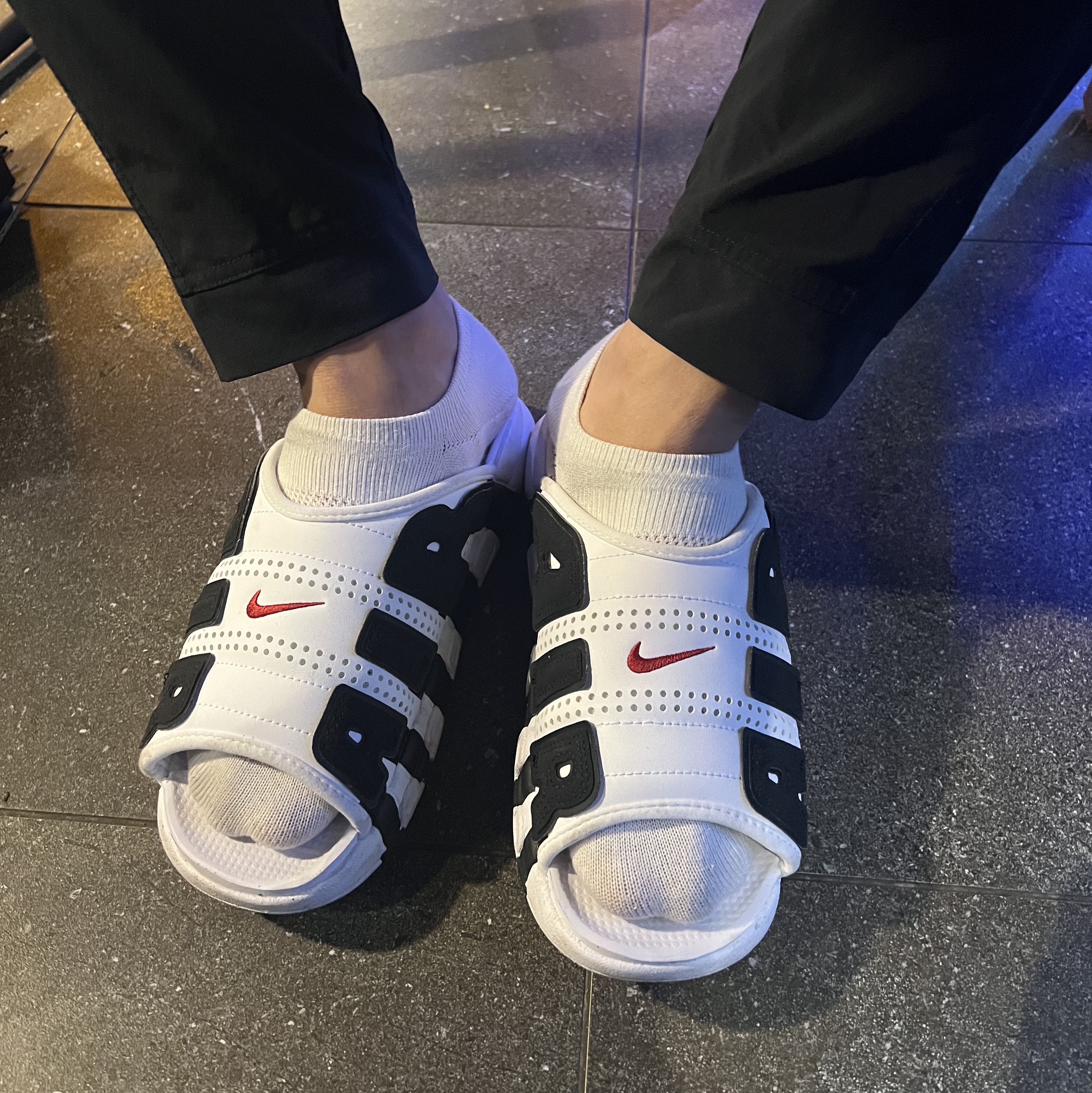 Nike Air More Uptempo Slide White Black 착용 스타일