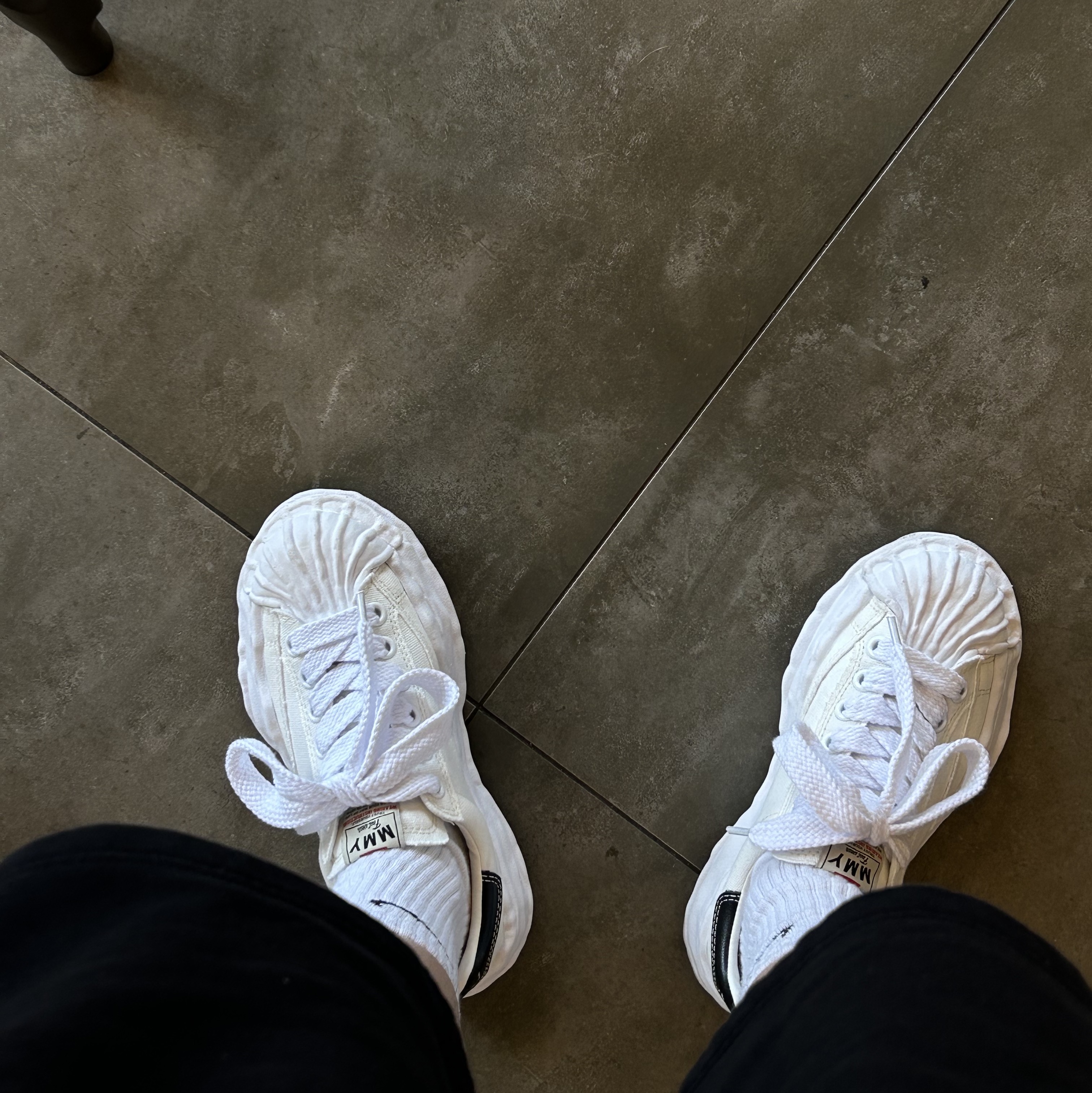 Maison Mihara Yasuhiro Blakey OG Sole Canvas Low-top Sneakers White 착용 스타일 - 3