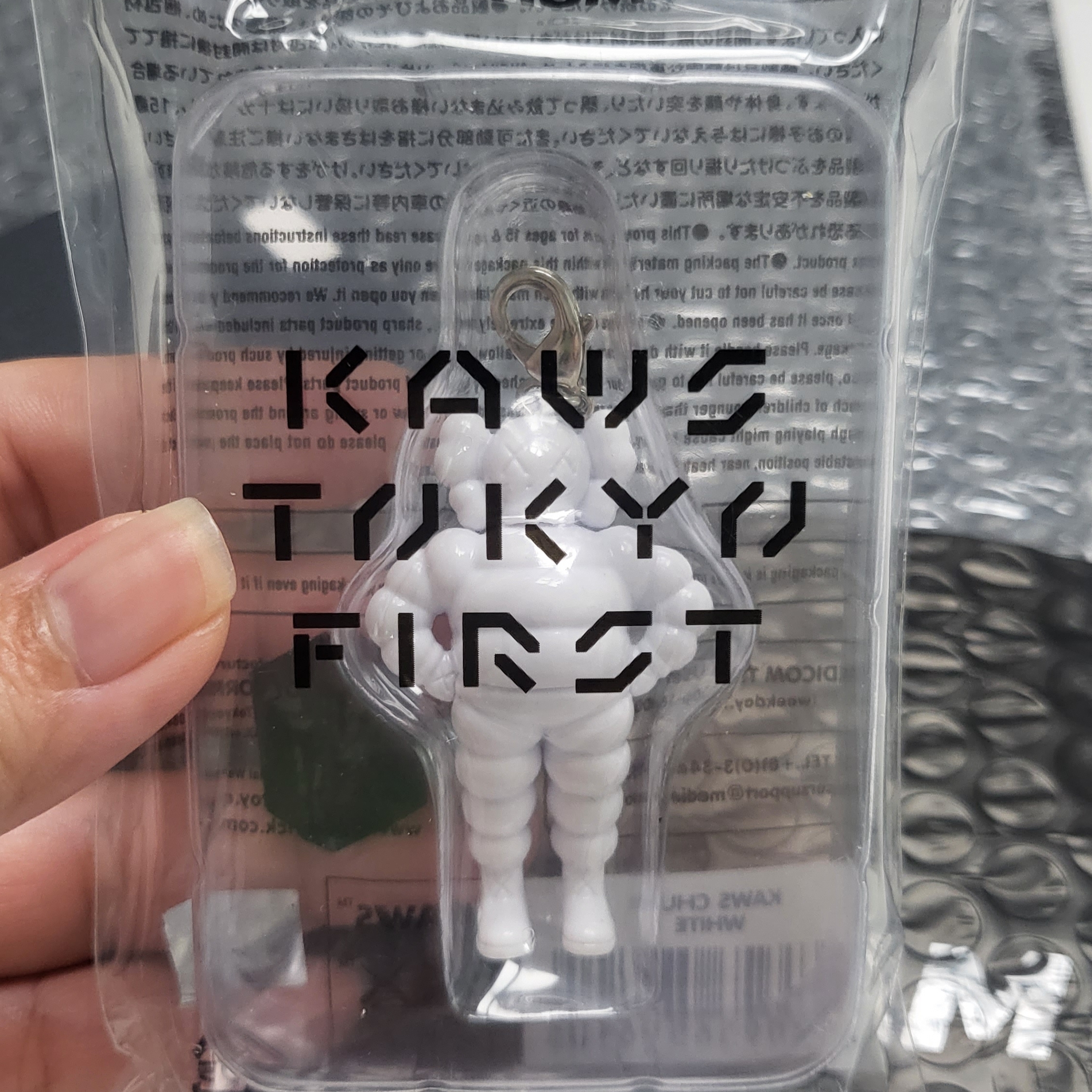Kaws Tokyo First Chum Keychain Clear 착용 스타일