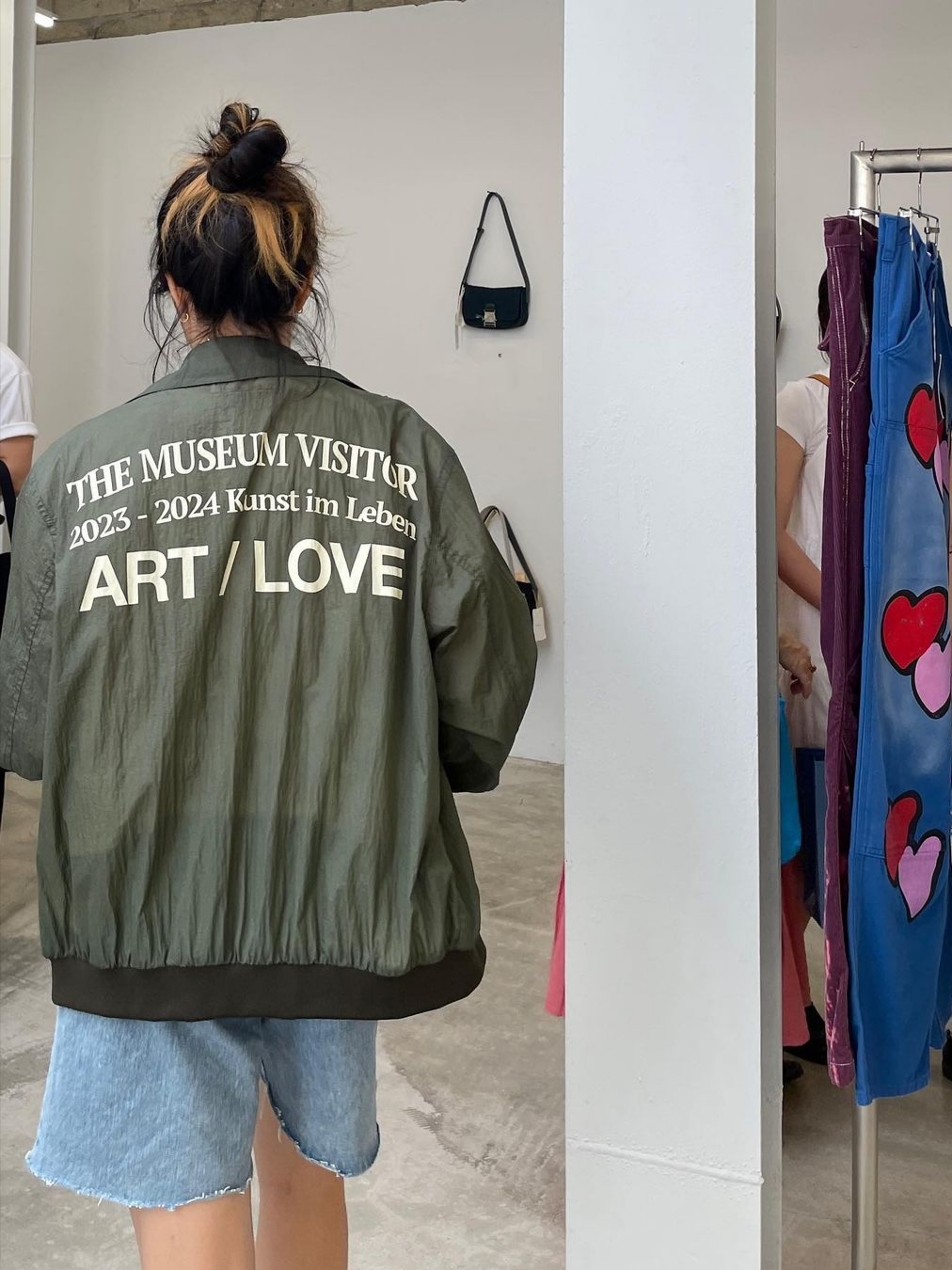 The Museum Visitor 2023 - 2024 Art Love Curved Zipper Windbreaker Khaki, The Museum Visitor 2023 - 2024 Art Love Curved Zipper Windbreaker Black 착용 스타일