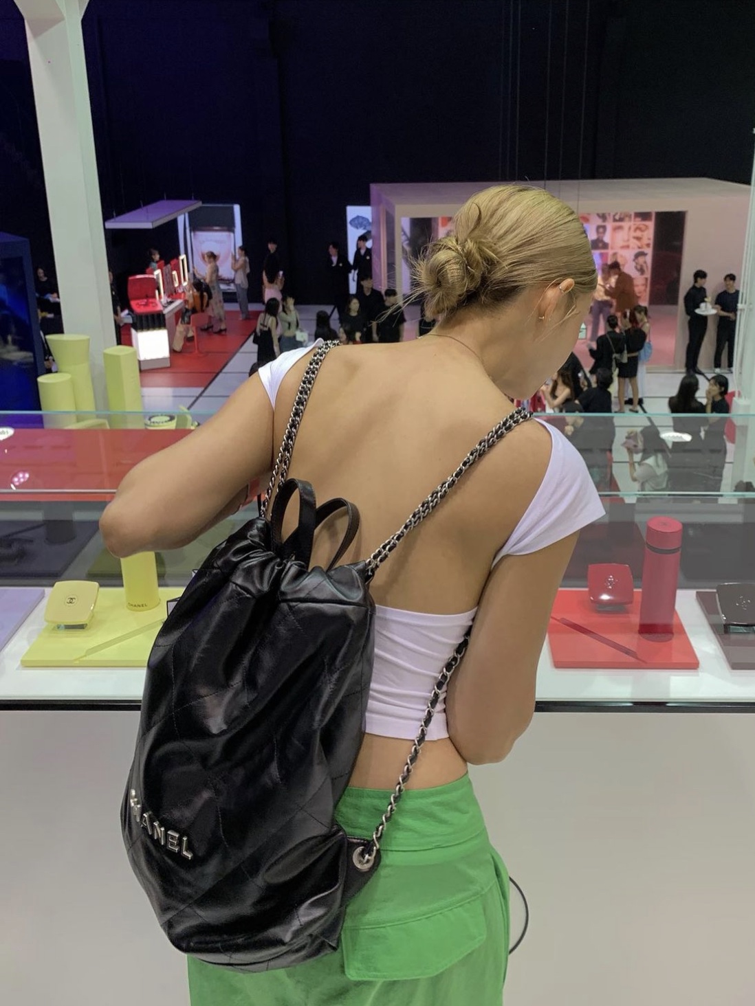 Chanel 22 Backpack Calfskin & Silver Black 착용 스타일 - 1