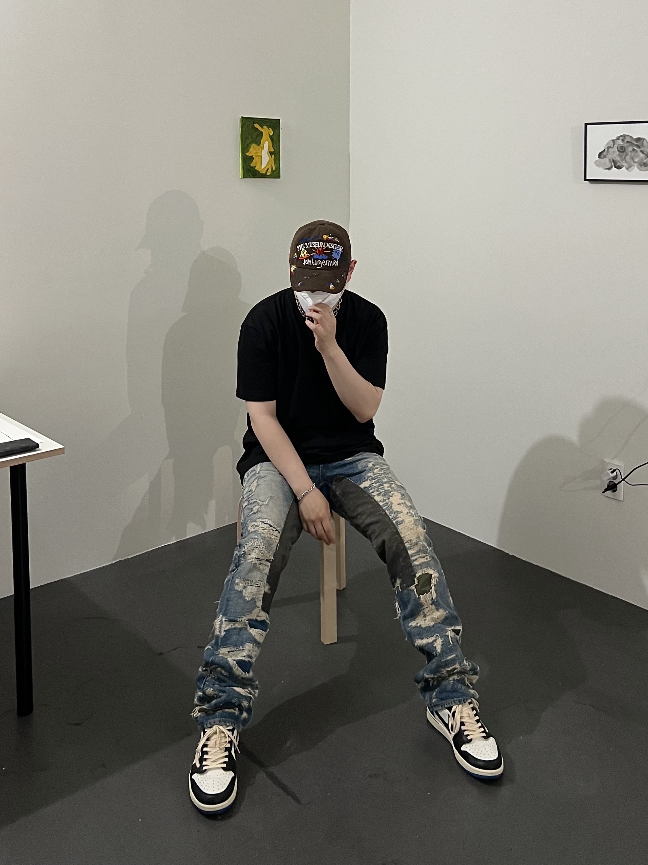 The Museum Visitor x Jon Burgerman Hand Painted Pizza & Poch Corduroy Ball Cap Brown, Jordan 1 x Travis Scott x Fragment Retro Low OG SP Military Blue 착용 스타일
