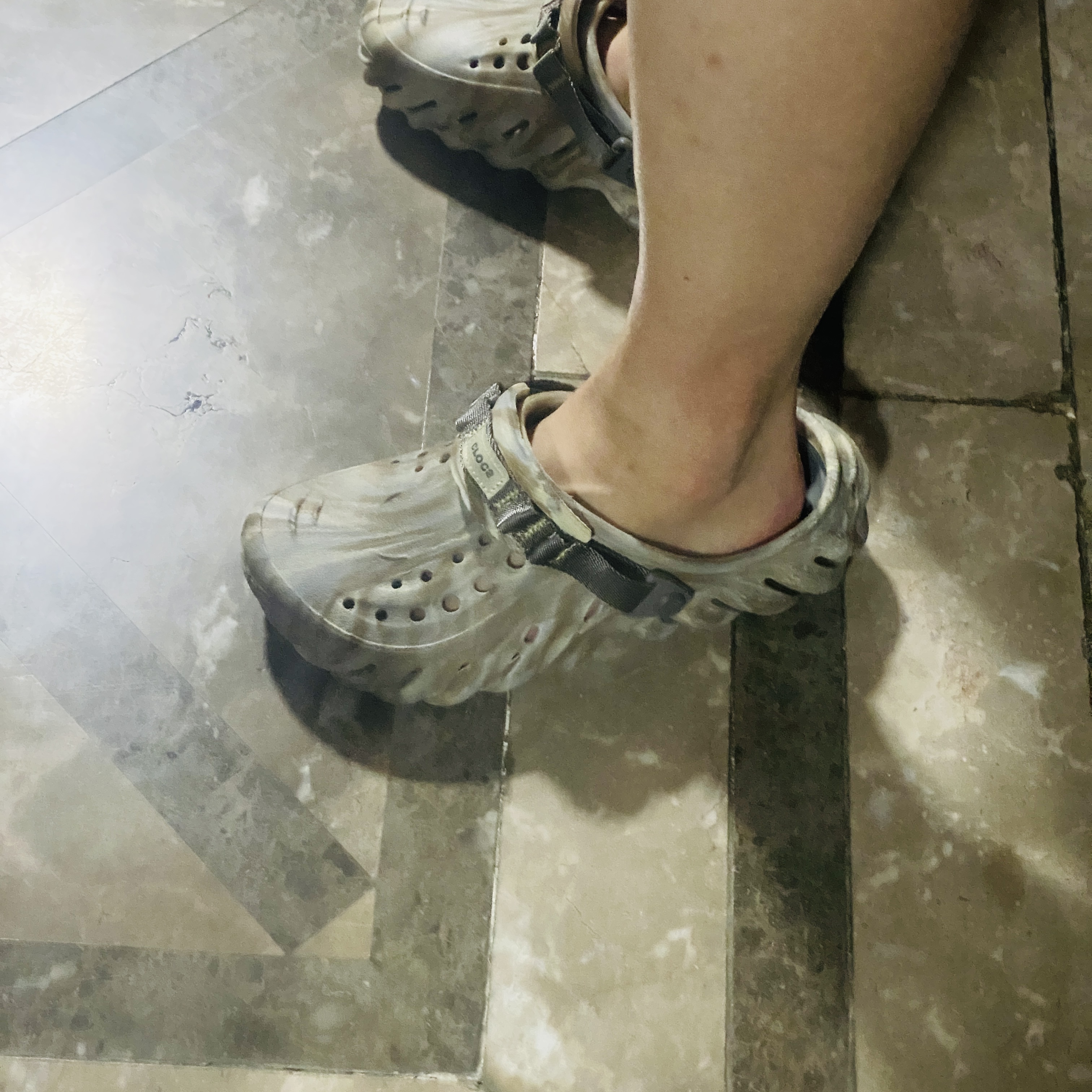 Crocs Echo Marbled Clog Bone Multi 착용 스타일 - 2