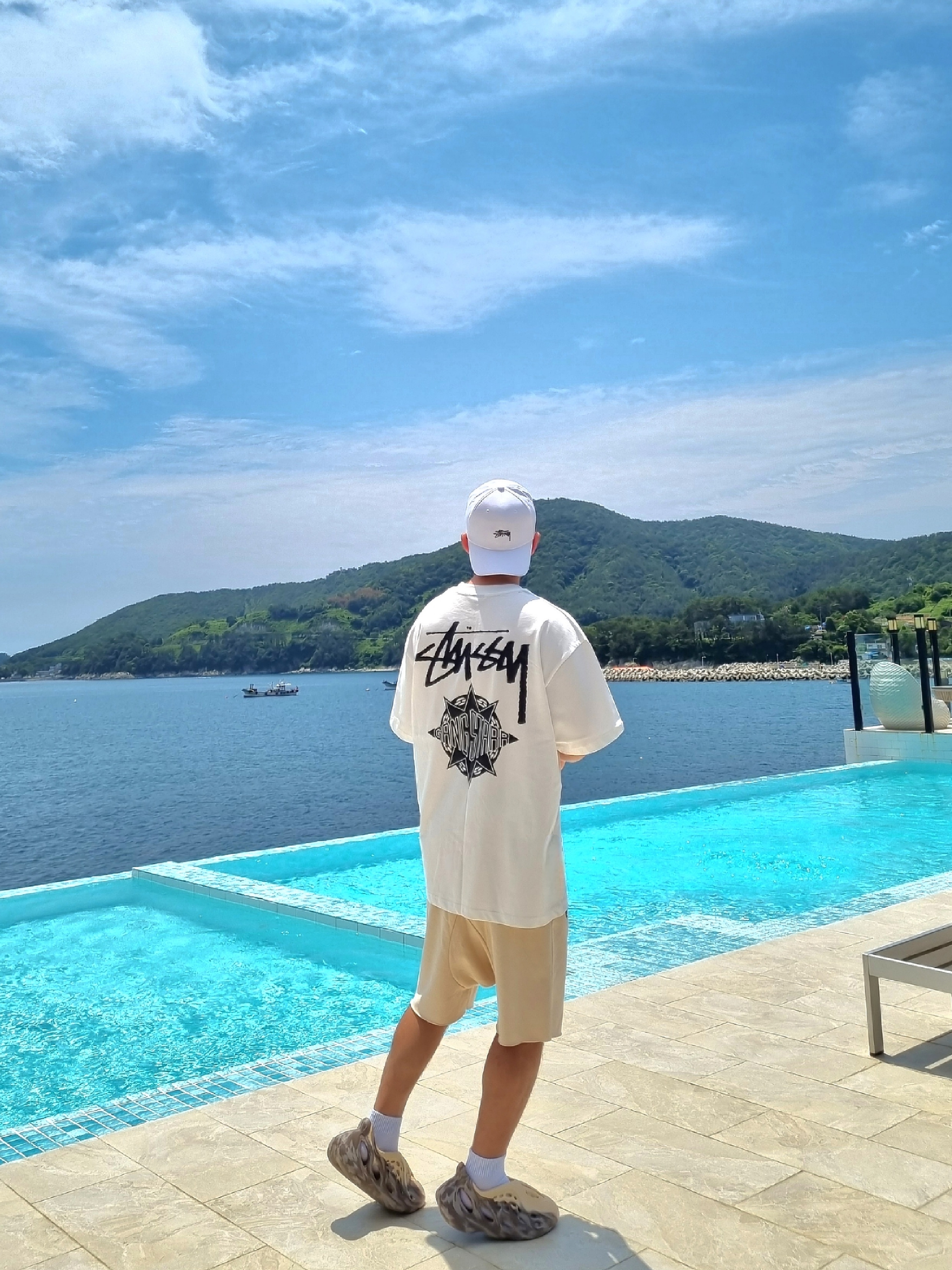 Stussy x Gang Starr Take It Personal T-Shirt White, Adidas Yeezy Foam RNNR MX Cream Clay 착용 스타일