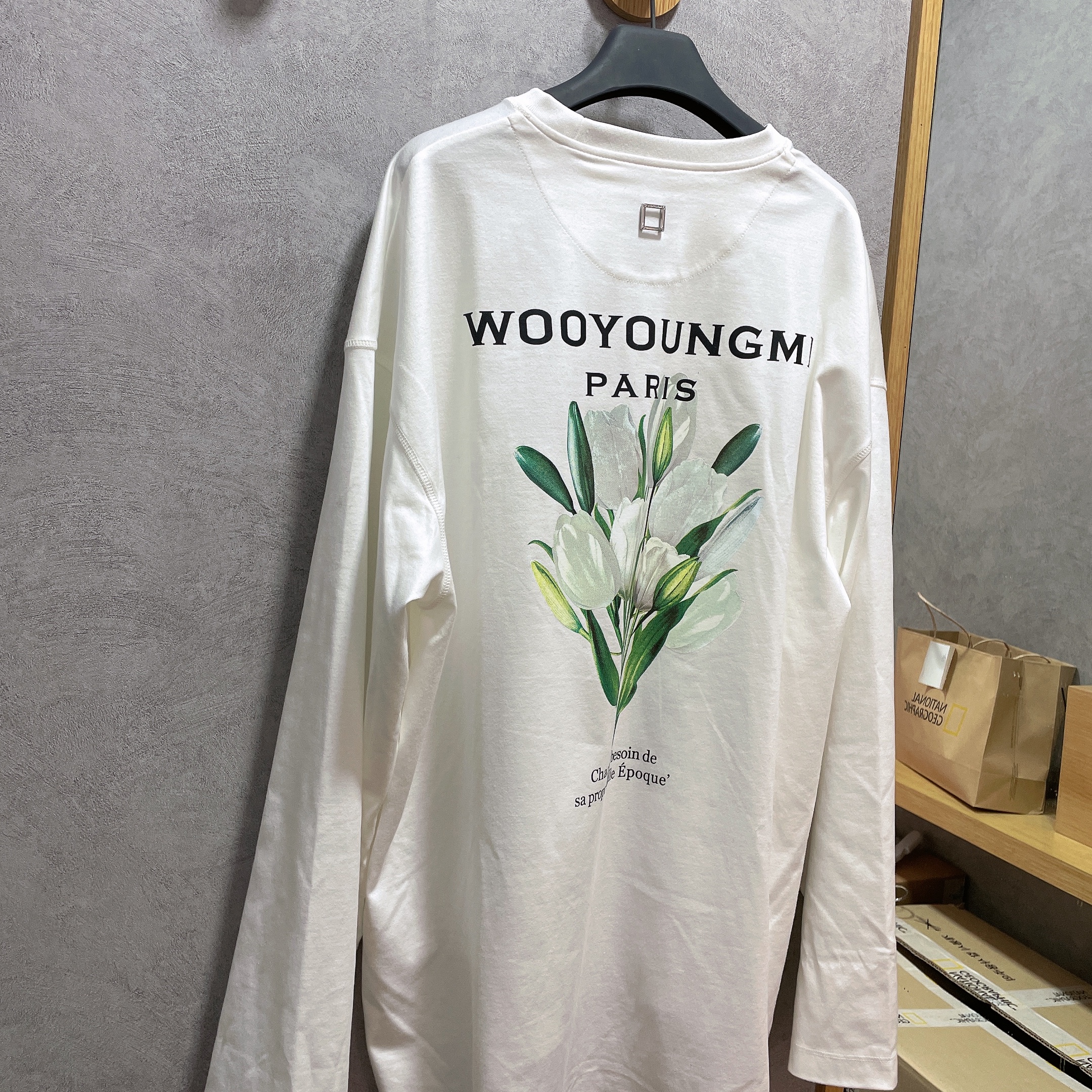 Wooyoungmi Flower Print Long Sleeve Back Logo T-Shirt White - 22SS 착용 스타일