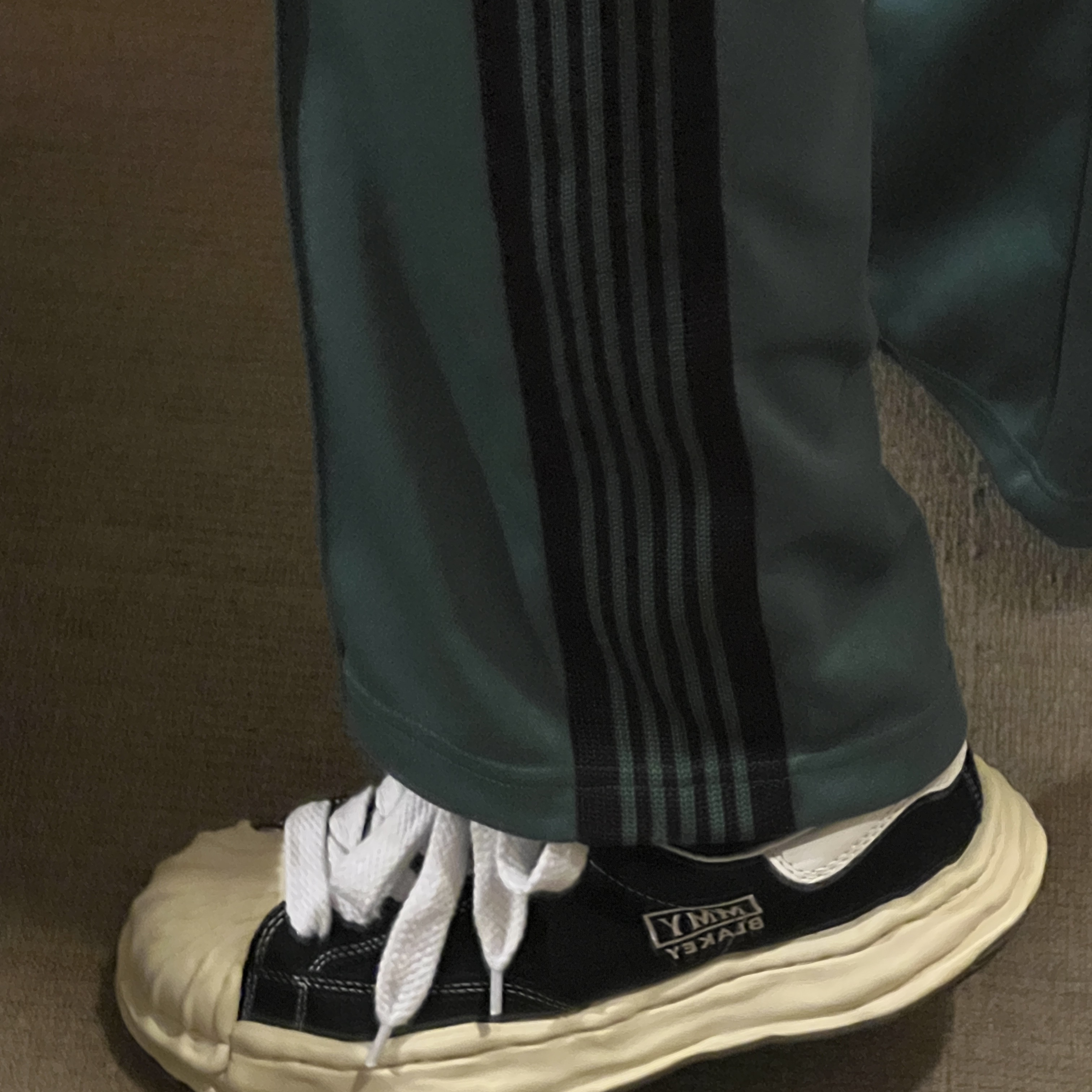 Maison Mihara Yasuhiro Blakey VL OG Sole Canvas Low-top Sneakers Black, Needles Straight Track Pants Poly Smooth Emerald 착용 스타일 - 1