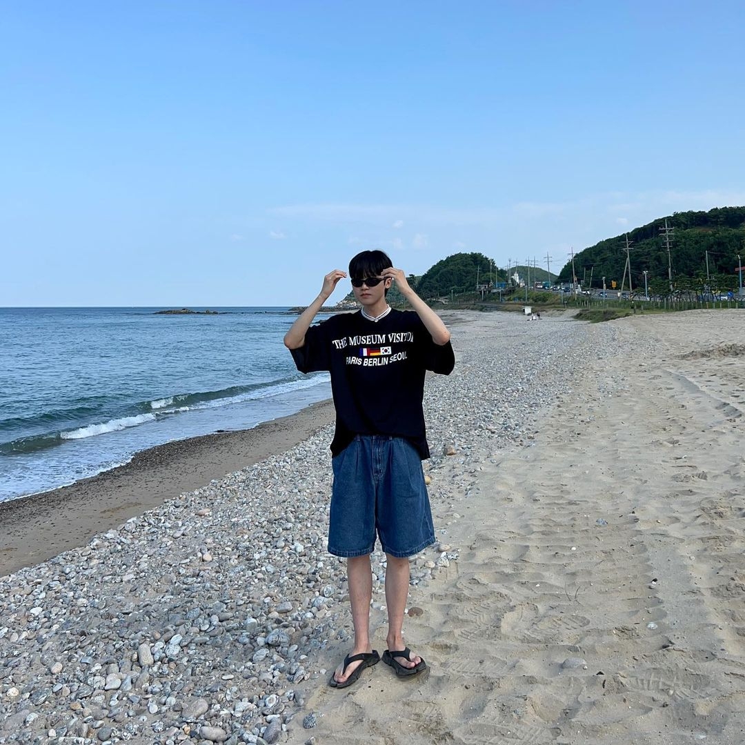 The Museum Visitor Paris Berlin Seoul Jersey T-Shirt Black 착용 스타일 - 2
