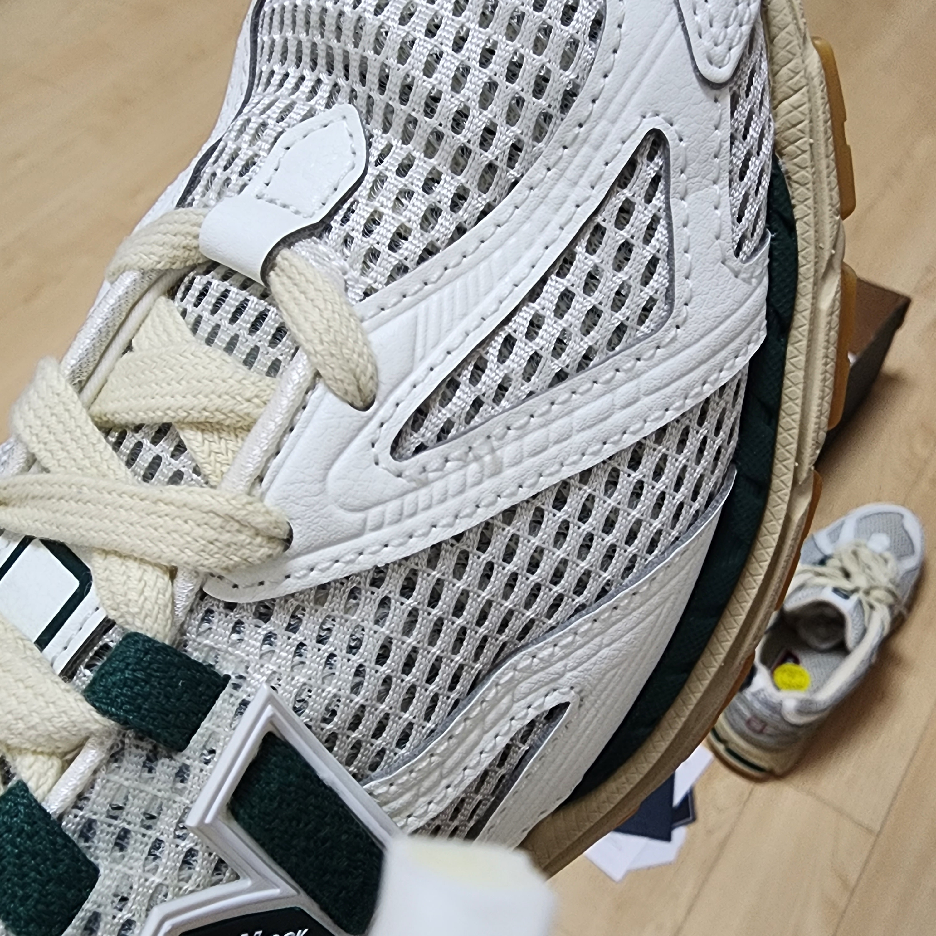New Balance 1906R Silver Green 착용 스타일