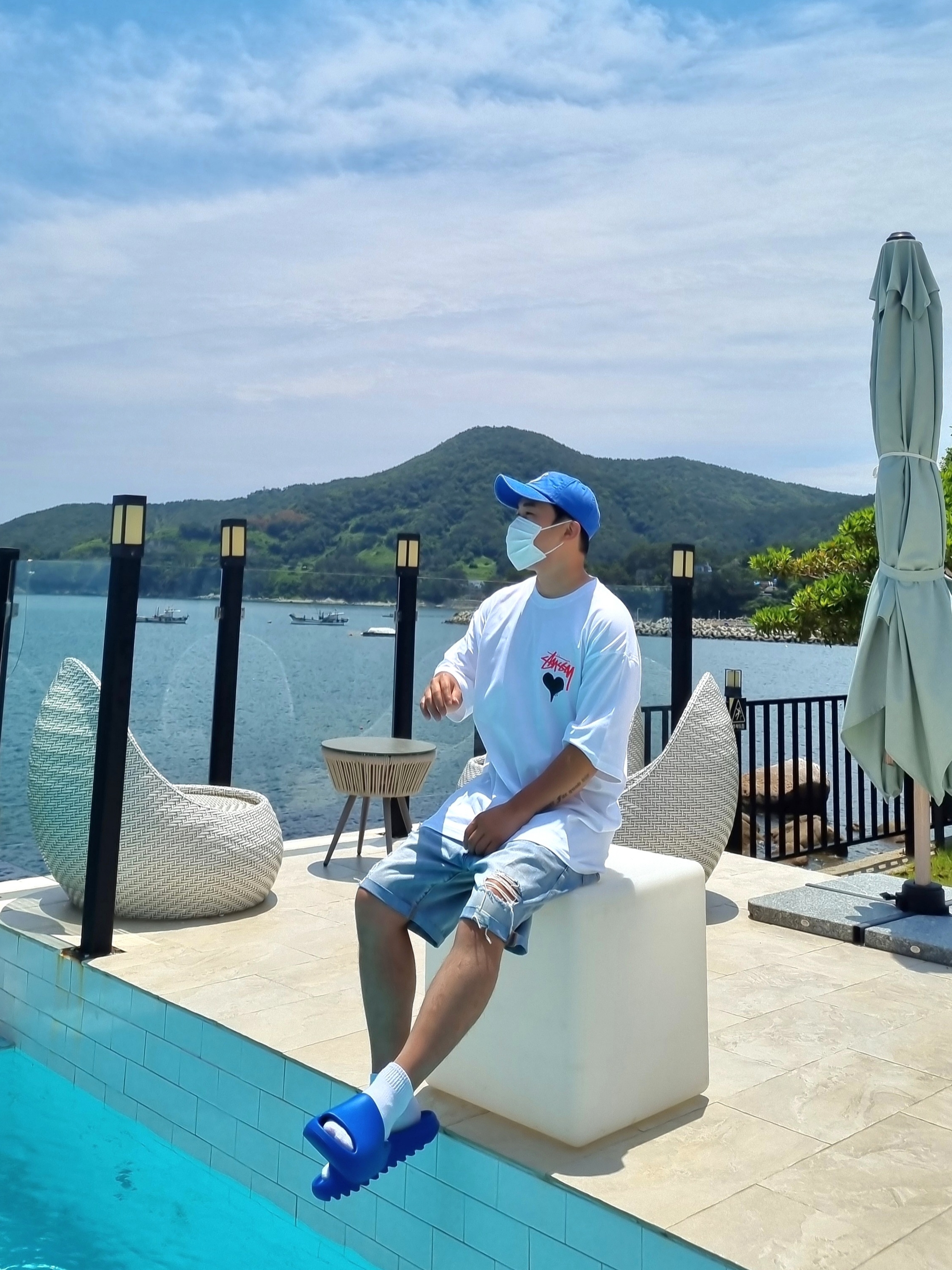 Adidas Yeezy Slide Azure, Stussy Stock Heart T-Shirt White 착용 스타일