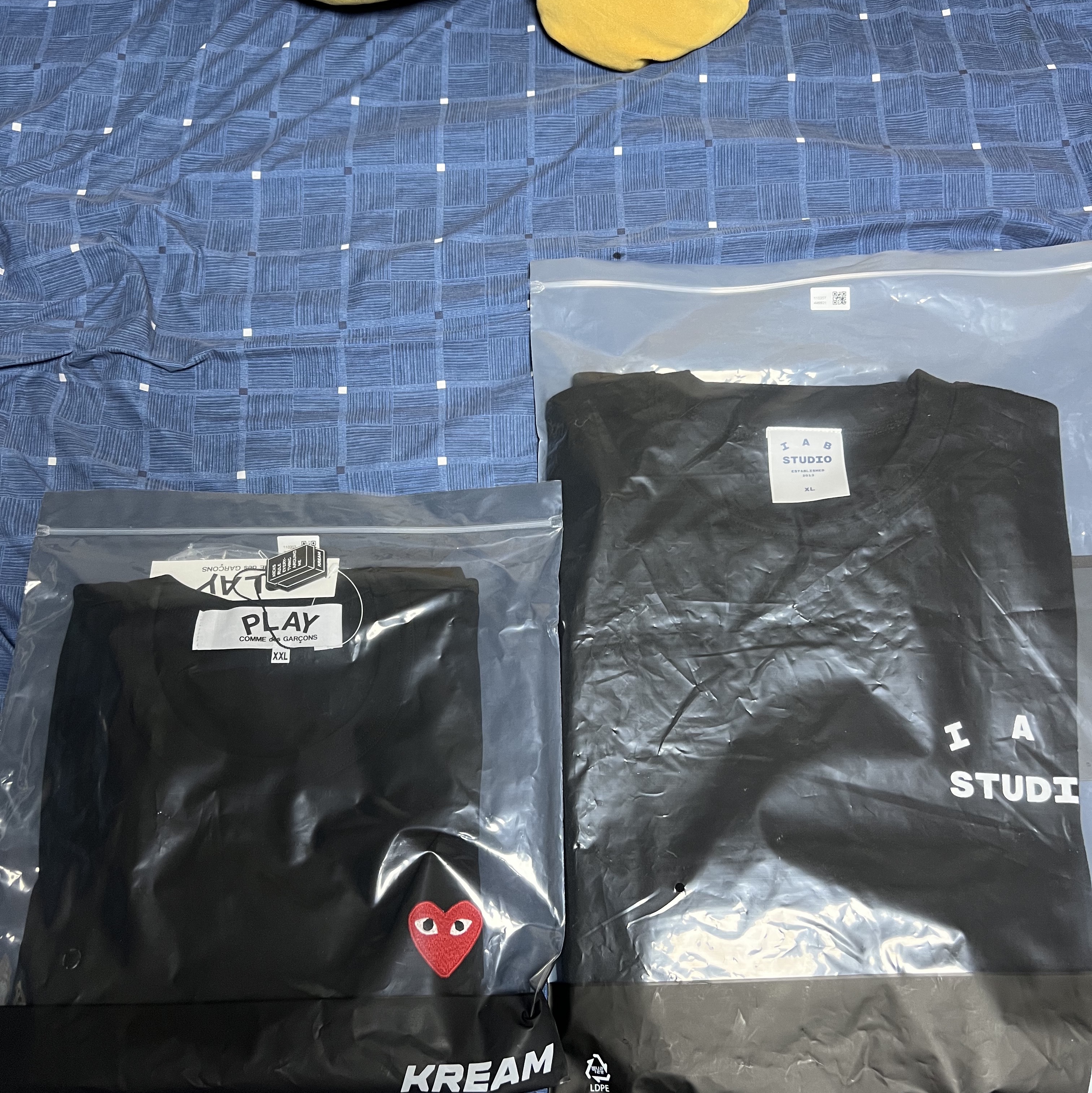 Play Comme des Garcons Red Heart T-Shirt Black, IAB Studio 10th Anniversary T-Shirt Black 착용 스타일