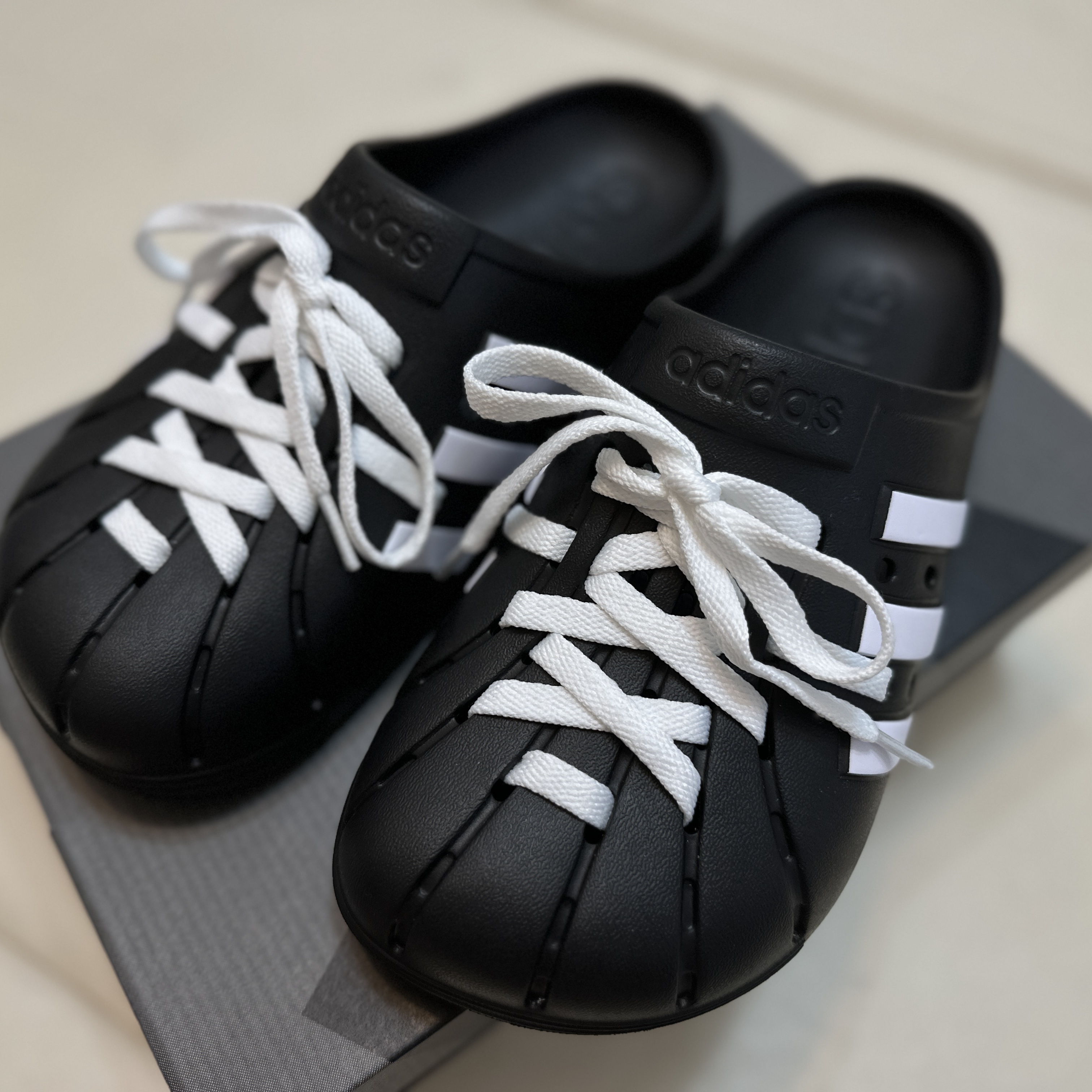 Adidas Adilette Clog Black White 착용 스타일