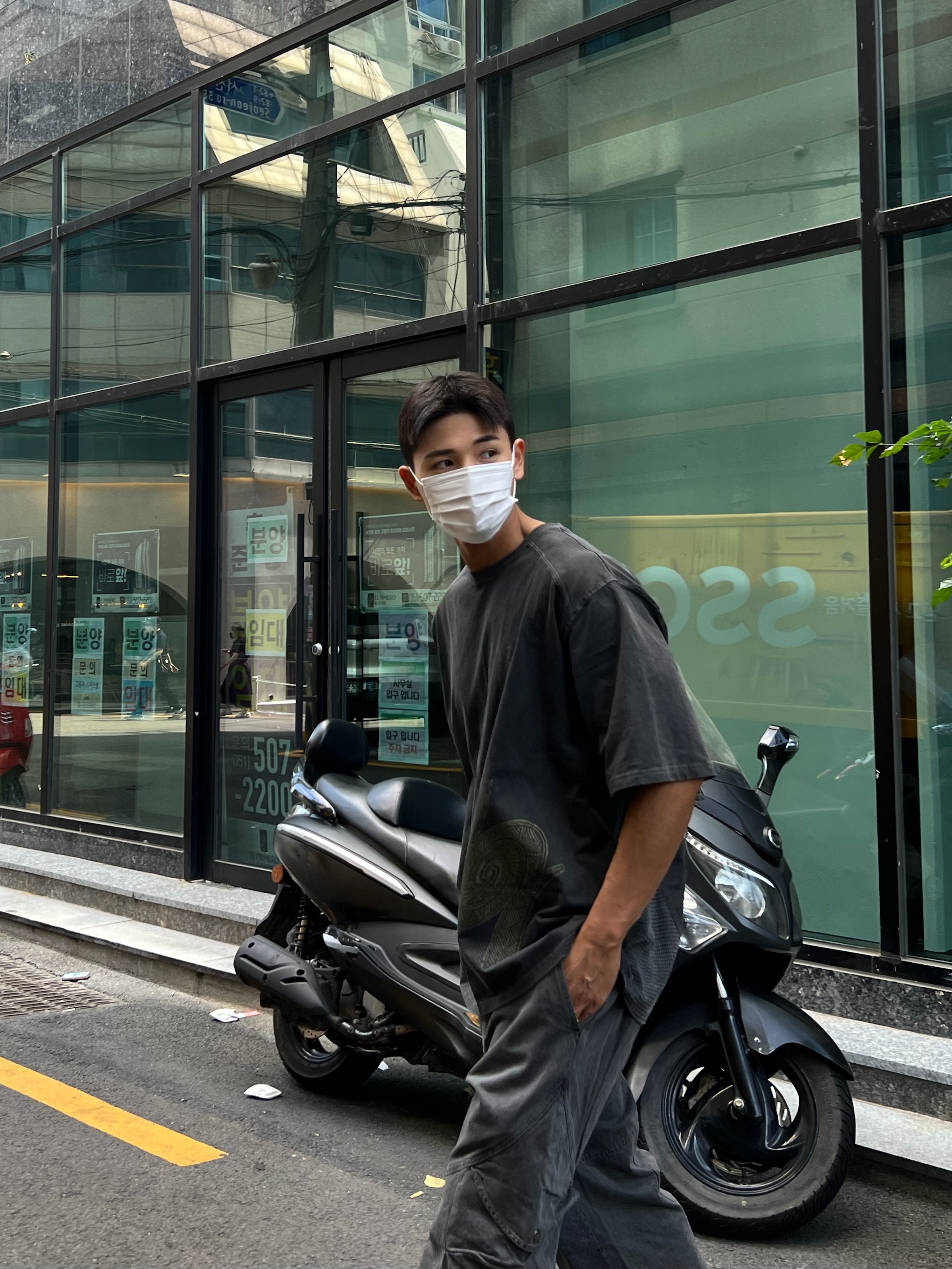 Ignota Core:5 Washed Cargo Pants Charcoal, Ignota Core:5 Nexio Short Sleeve T-Shirt Charcoal 착용 스타일 - 3