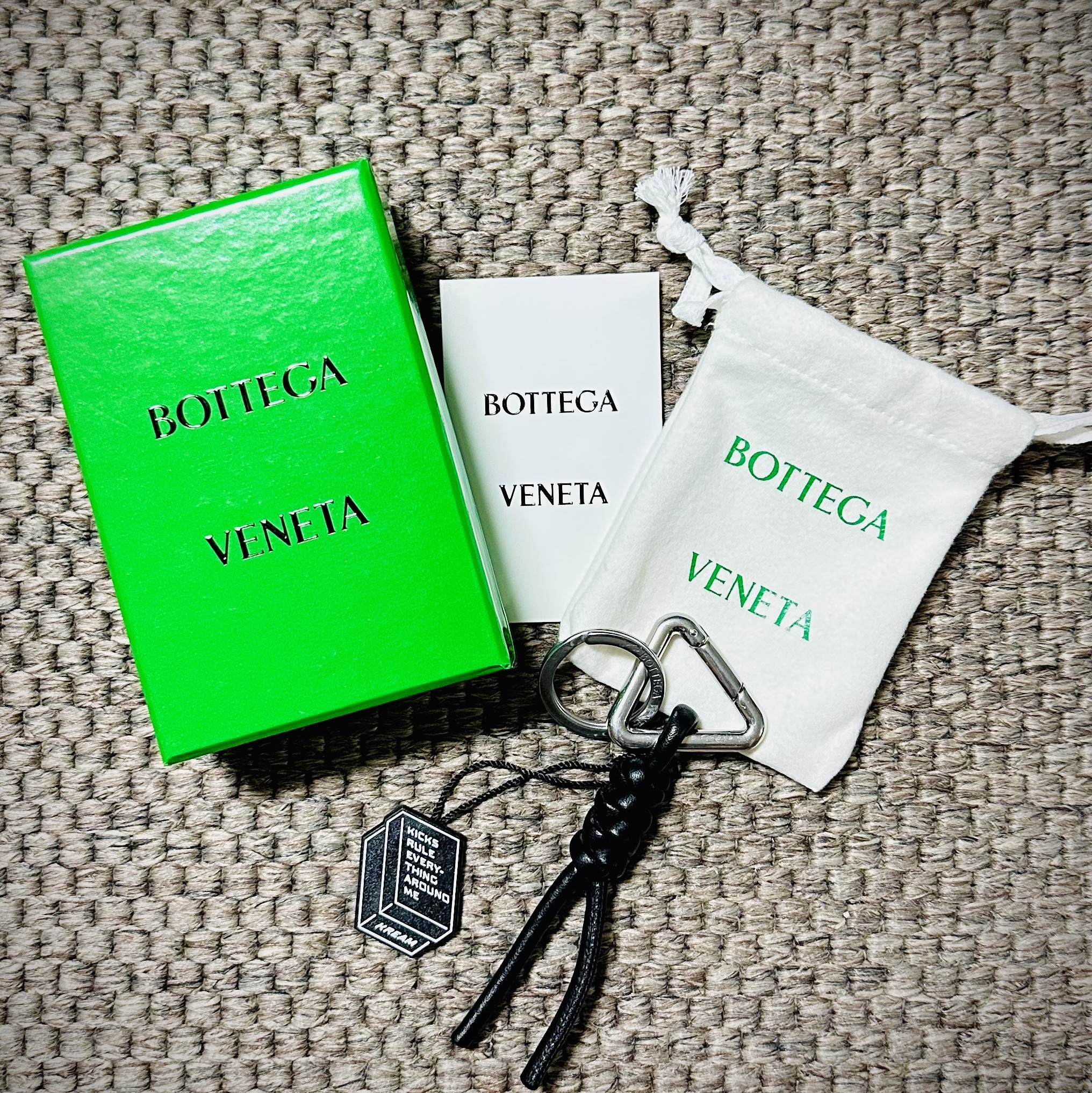Bottega Veneta Leather Keyring Black 착용 스타일
