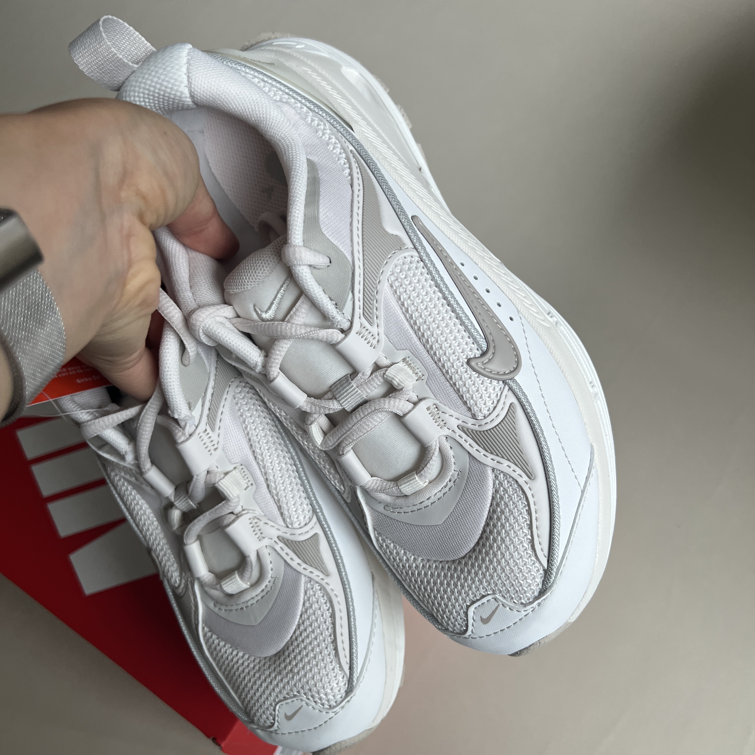 (W) Nike Air Max Bliss Phantom Summit White 착용 스타일 - 5
