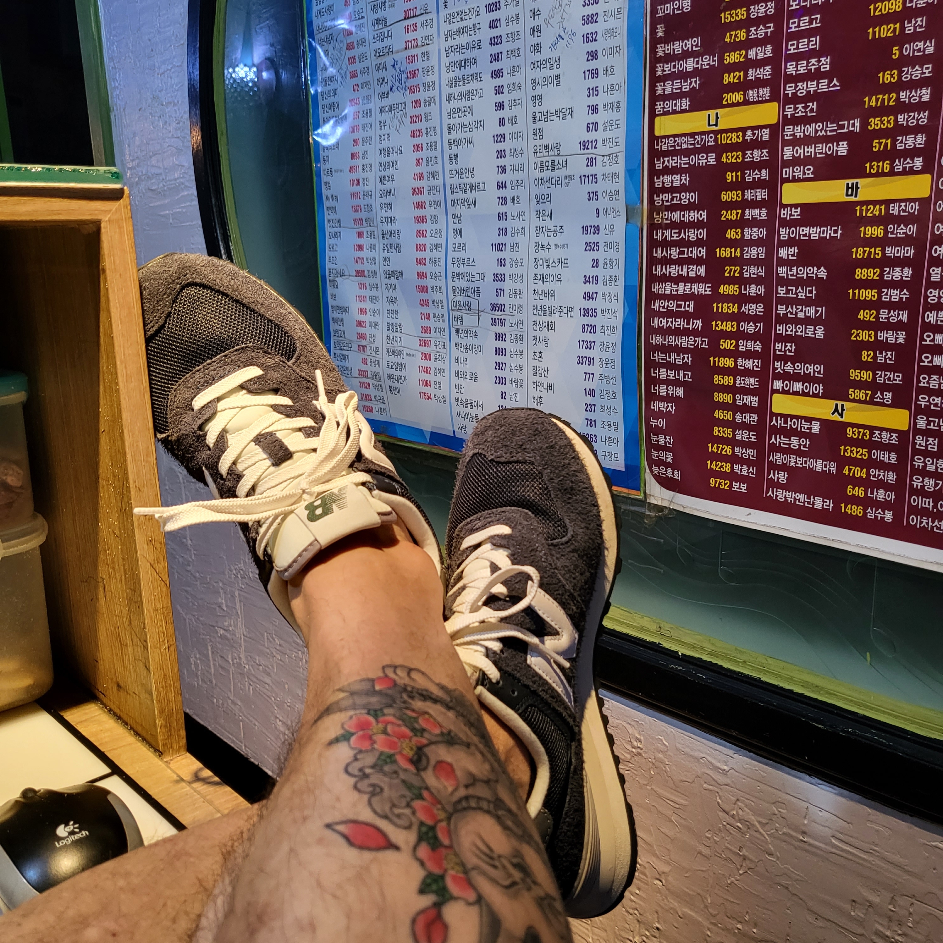 New Balance 574 Heritage Navy 착용 스타일 - 1