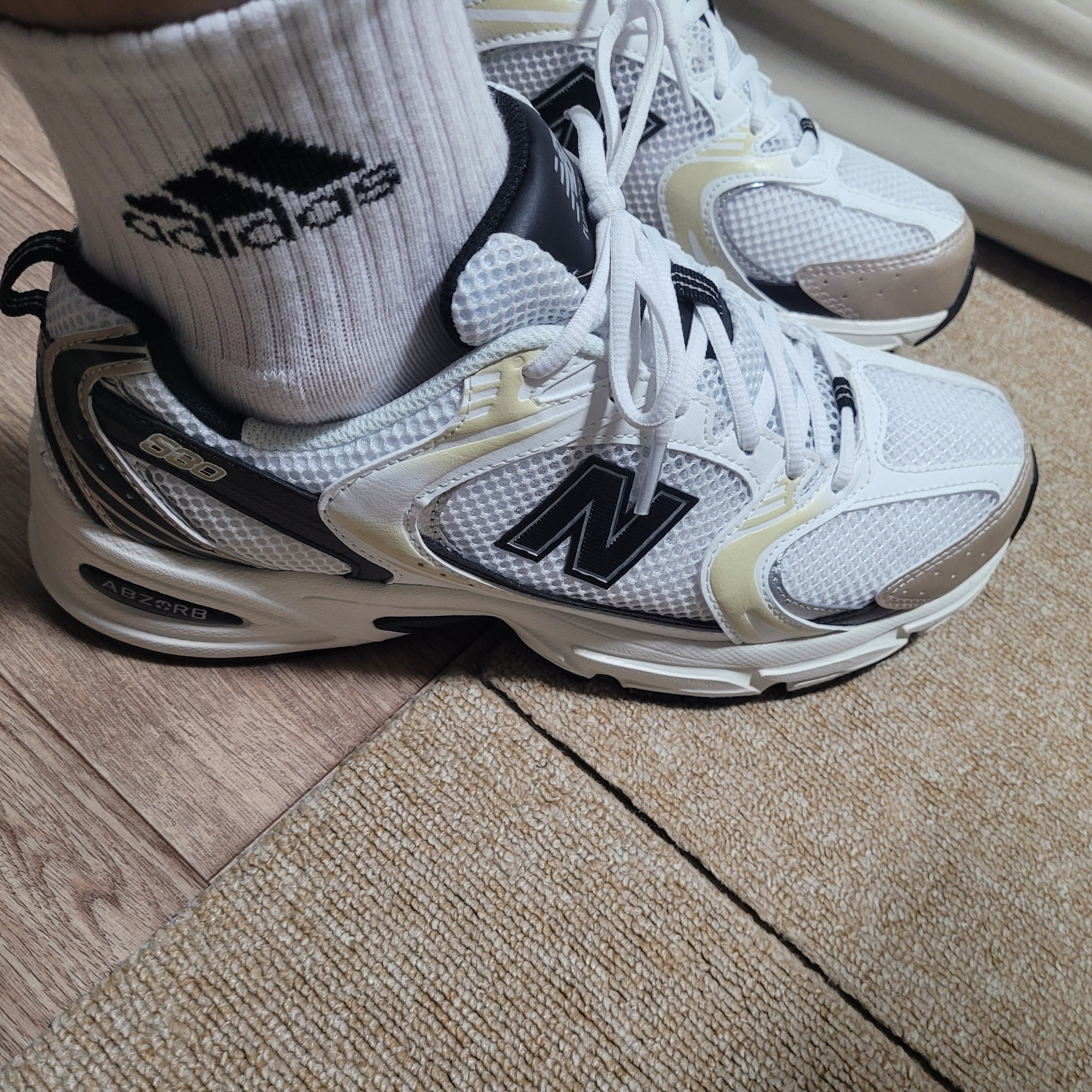 New Balance 530 White Gold 착용 스타일 - 1