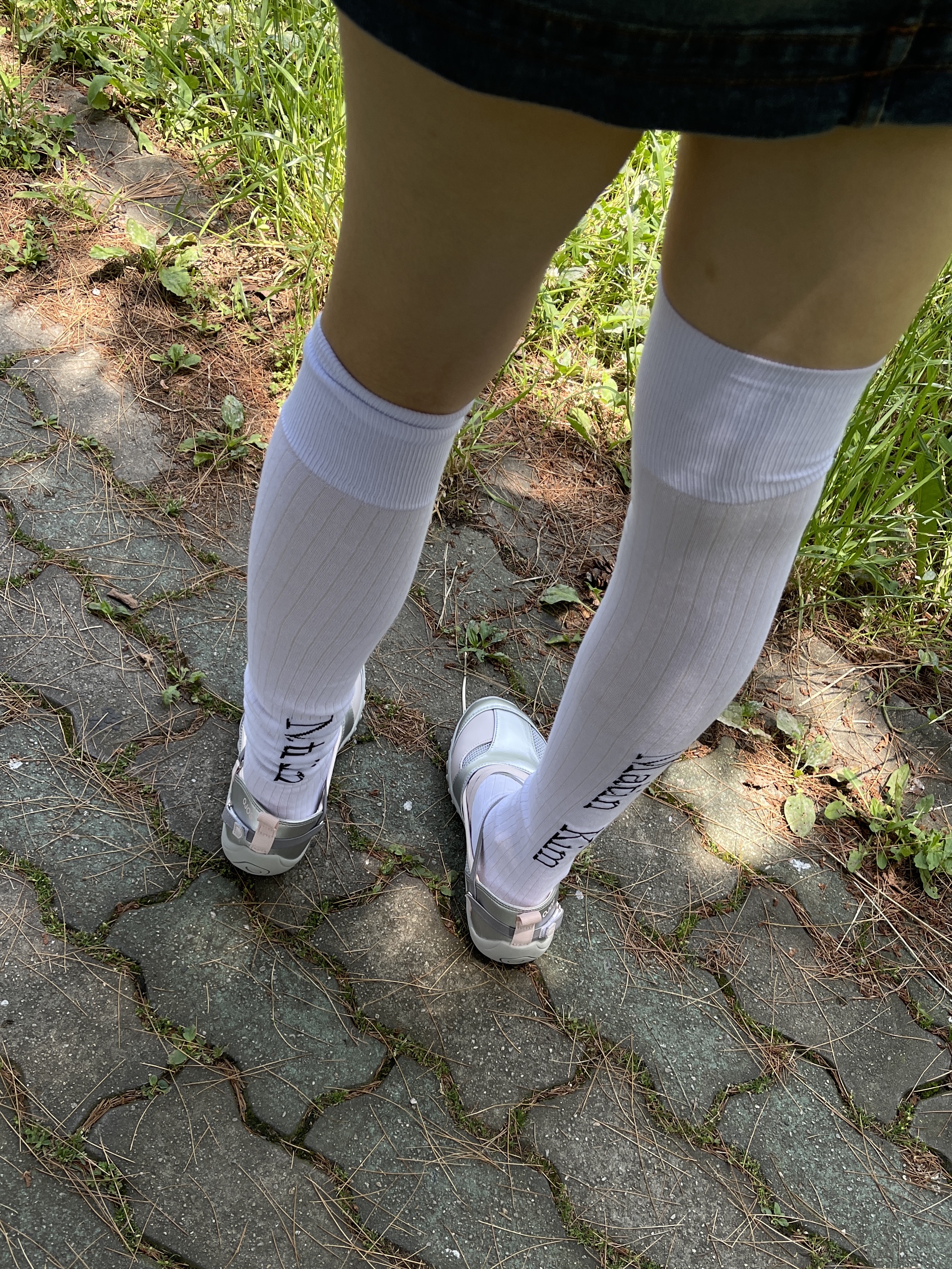 (W) Matin Kim Over Knee Socks White 착용 스타일 - 1