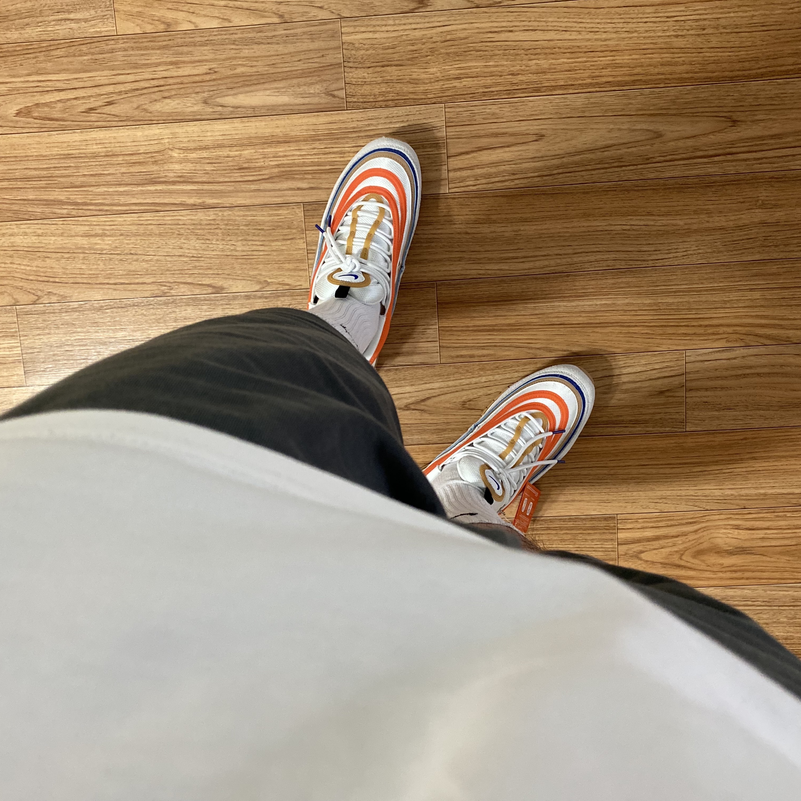 Nike Air Max 97 SE Summit White Safety Orange 착용 스타일 - 1