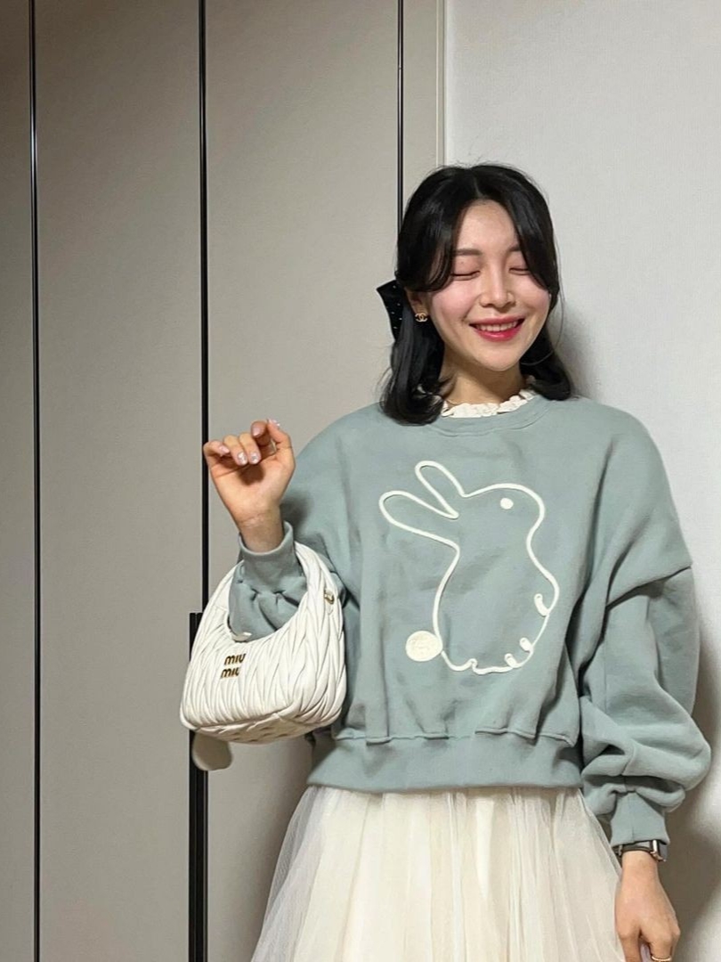 Miu Miu Wander Matelasse Nappa Leather Mini Hobo Bag White, Miu Miu Wander Matelasse Nappa Leather Small Hobo Bag Black 착용 스타일