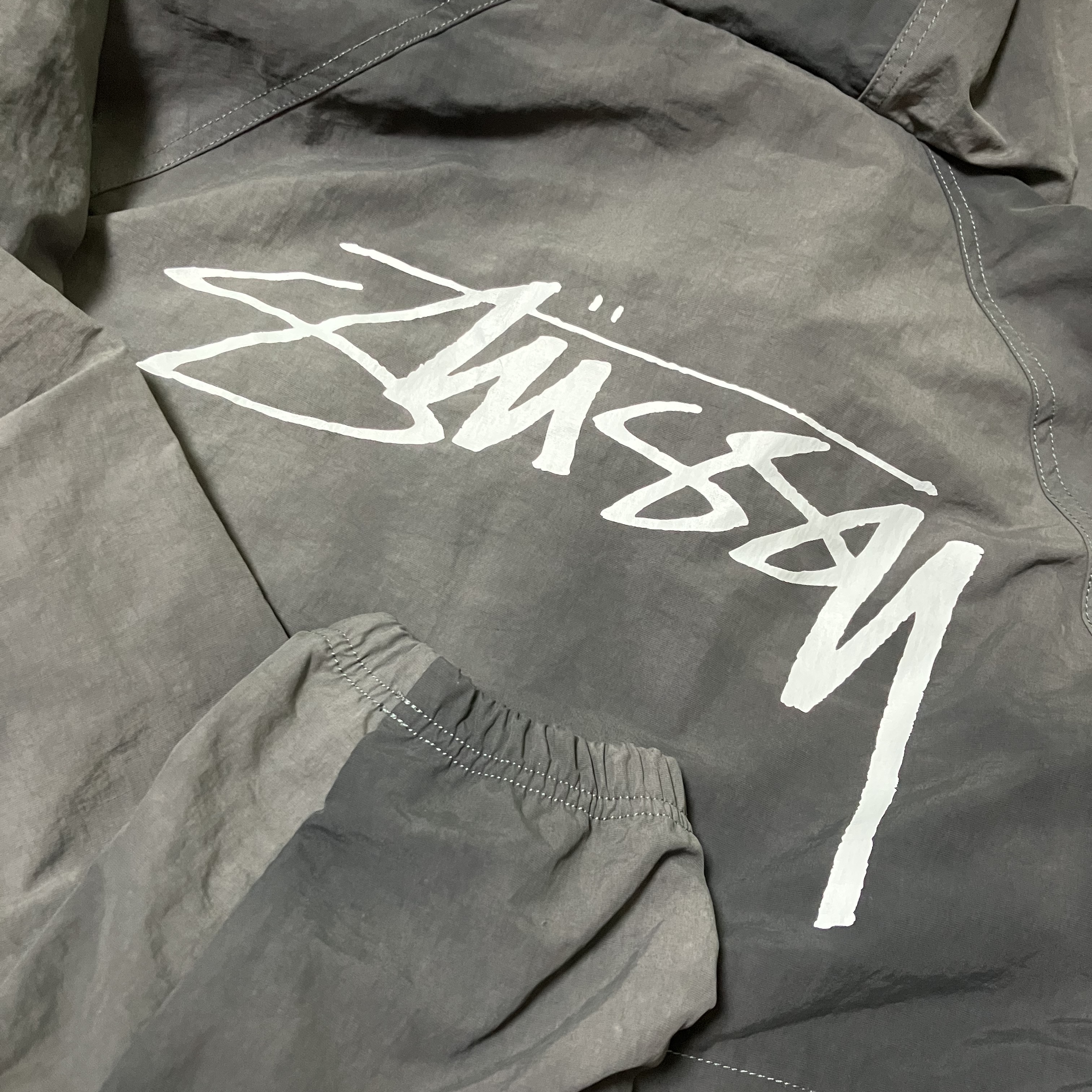 Stussy Wave Dye Beach Shell Jacket Black 착용 스타일