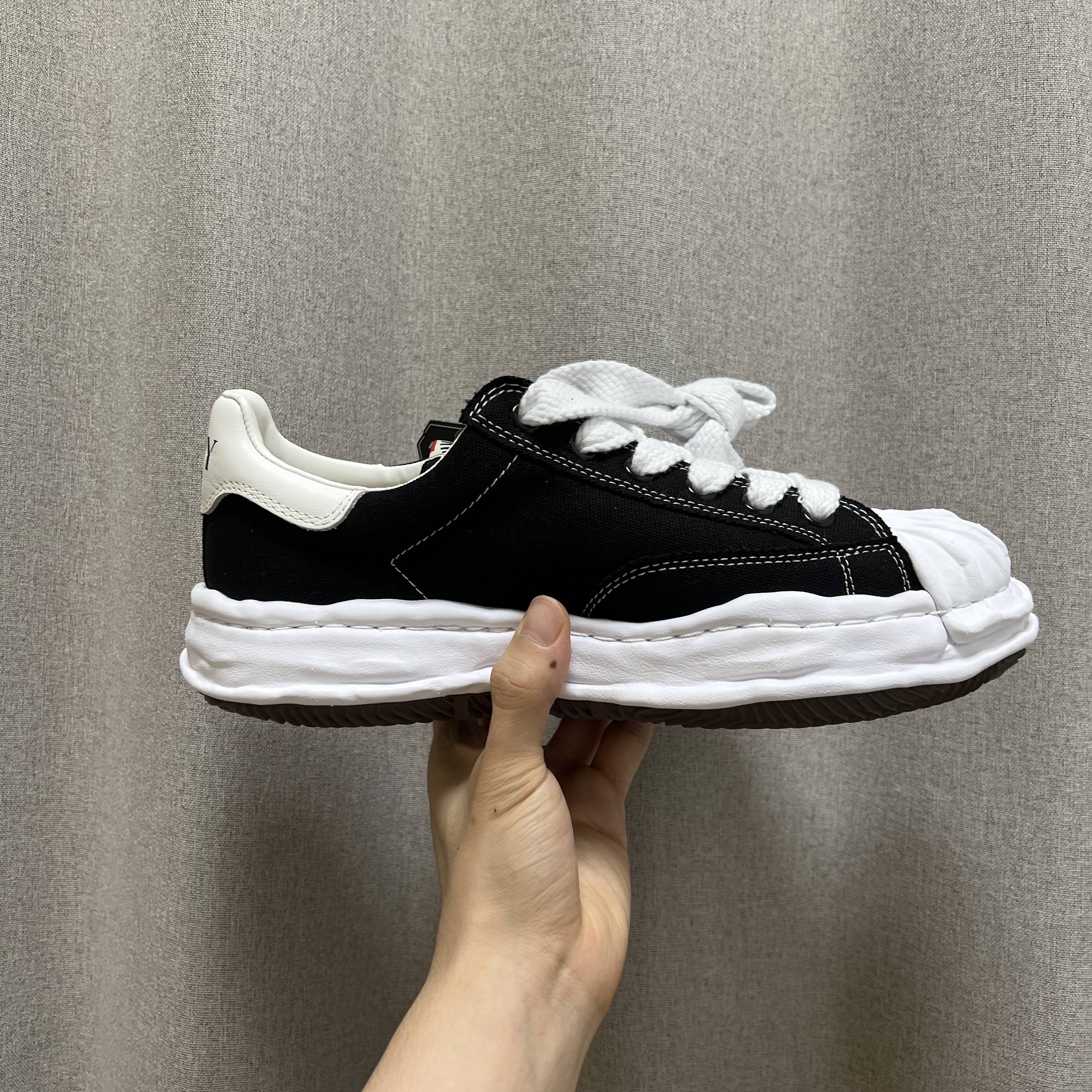 Maison Mihara Yasuhiro Blakey OG Sole Canvas Low-top Sneakers Black White 착용 스타일 - 1
