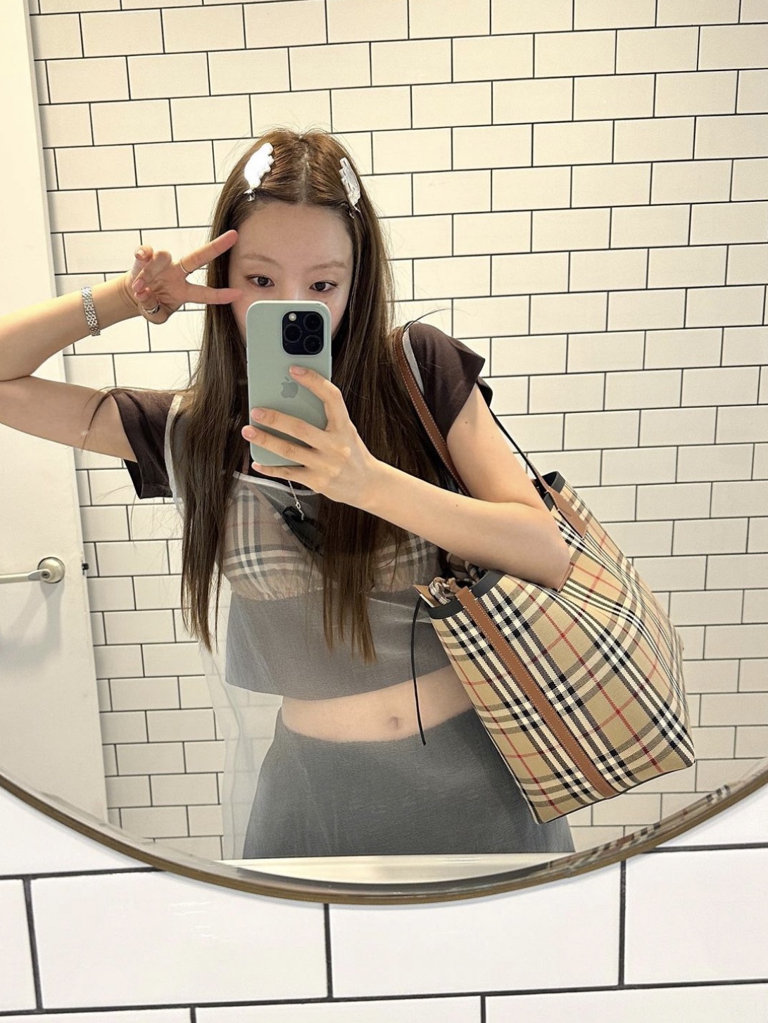 Burberry Medium London Tote Bag Briar Brown Black 착용 스타일 - 5