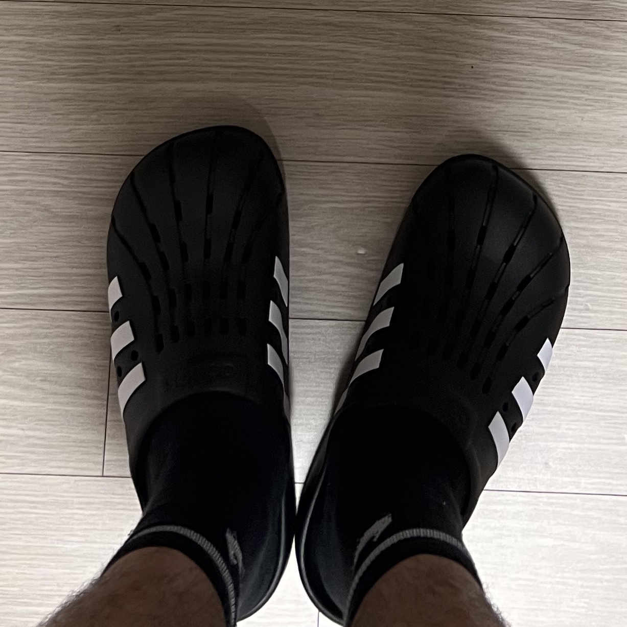 Adidas Adilette Clog Black White 착용 스타일