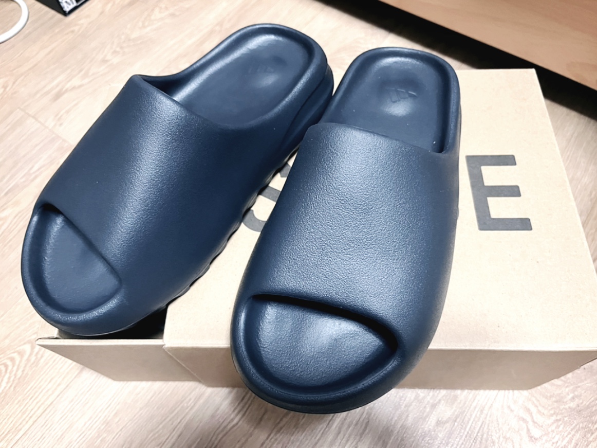 Adidas Yeezy Slide Onyx 착용 스타일