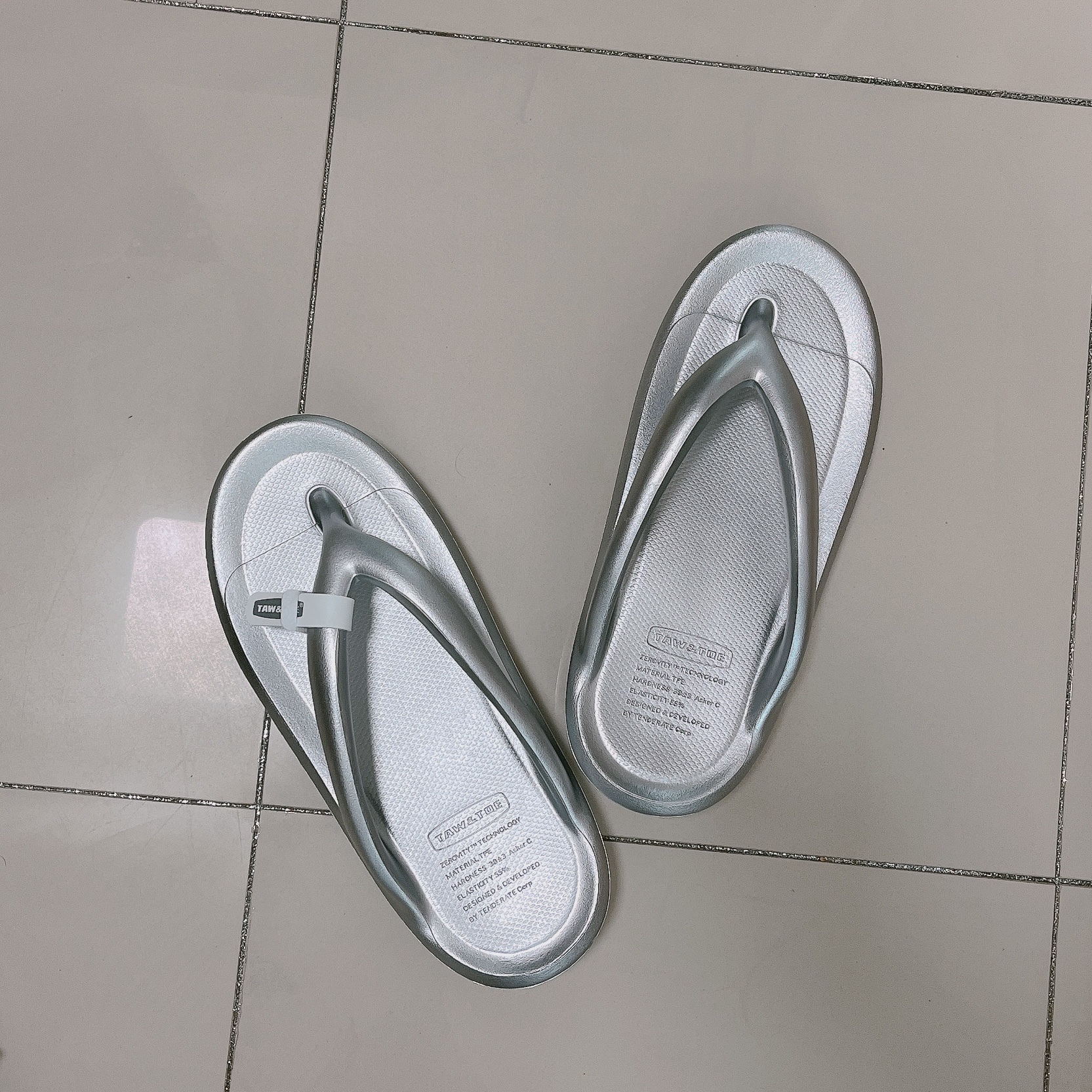 Taw&Toe Flip Flop Zerovity OG Light Silver 착용 스타일