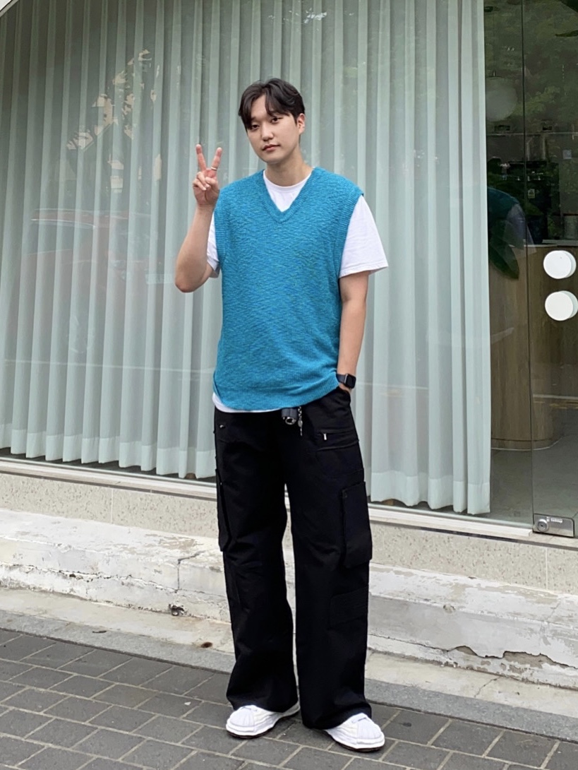 Maison Mihara Yasuhiro Blakey OG Sole Canvas Low-top Sneakers White, [KREAM 단독] STU Multi Panel Cargo Pants Black 착용 스타일 - 1