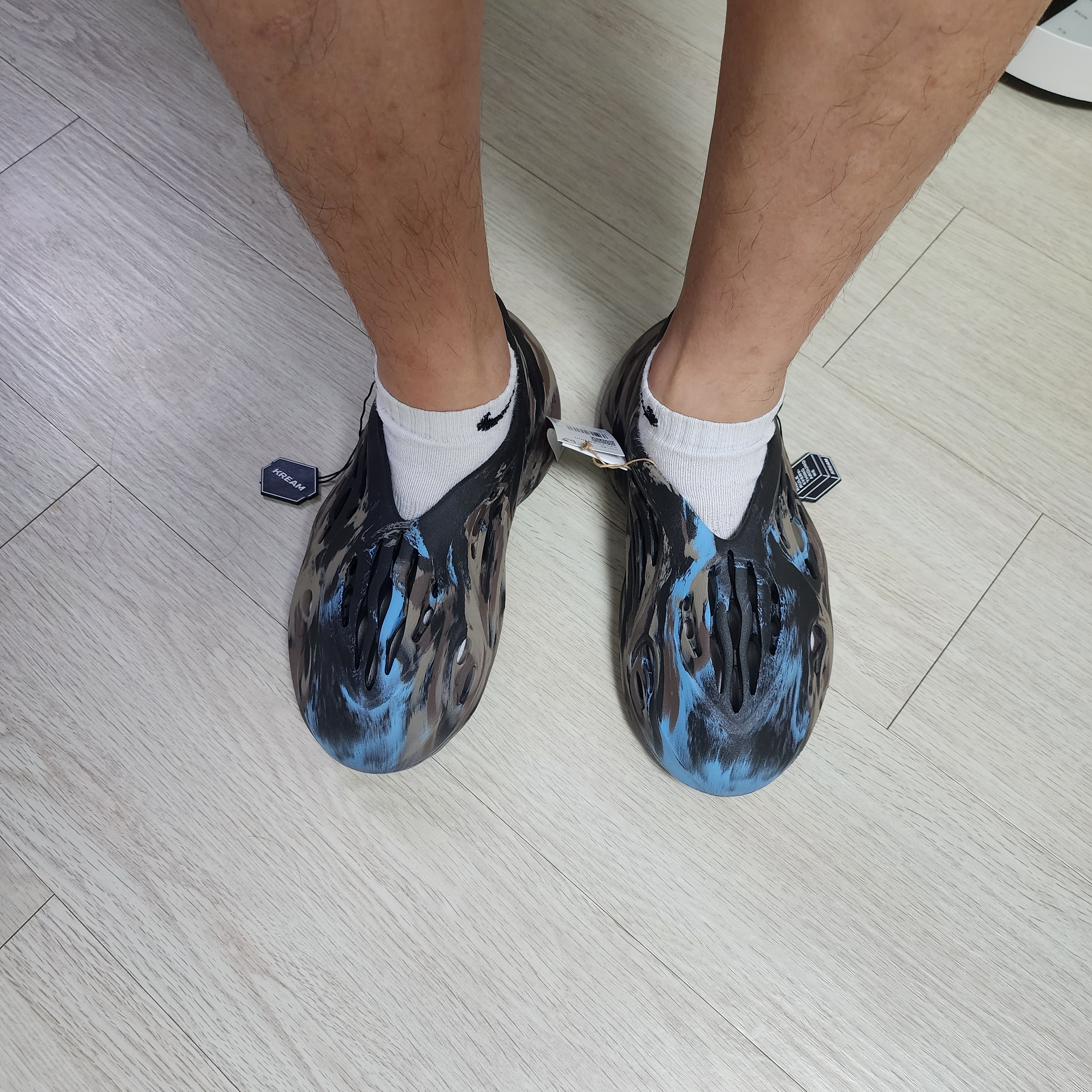 Adidas Yeezy Foam RNNR MX Cinder 착용 스타일 - 5