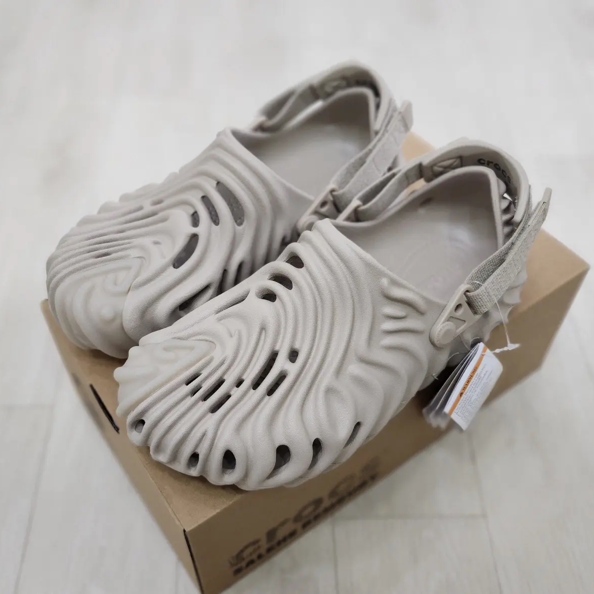 Crocs x Salehe Bembury Pollex Clog Horchata 착용 스타일 - 2