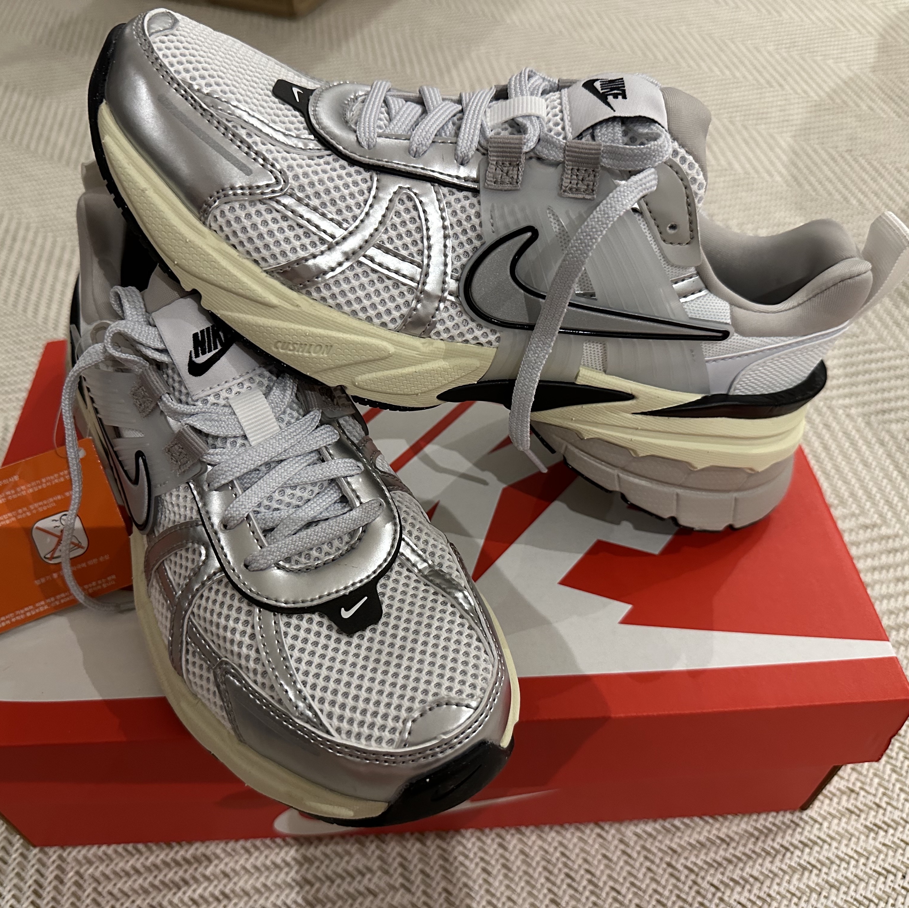 Nike V2K Run Summit White Metallic Silver 착용 스타일 - 2