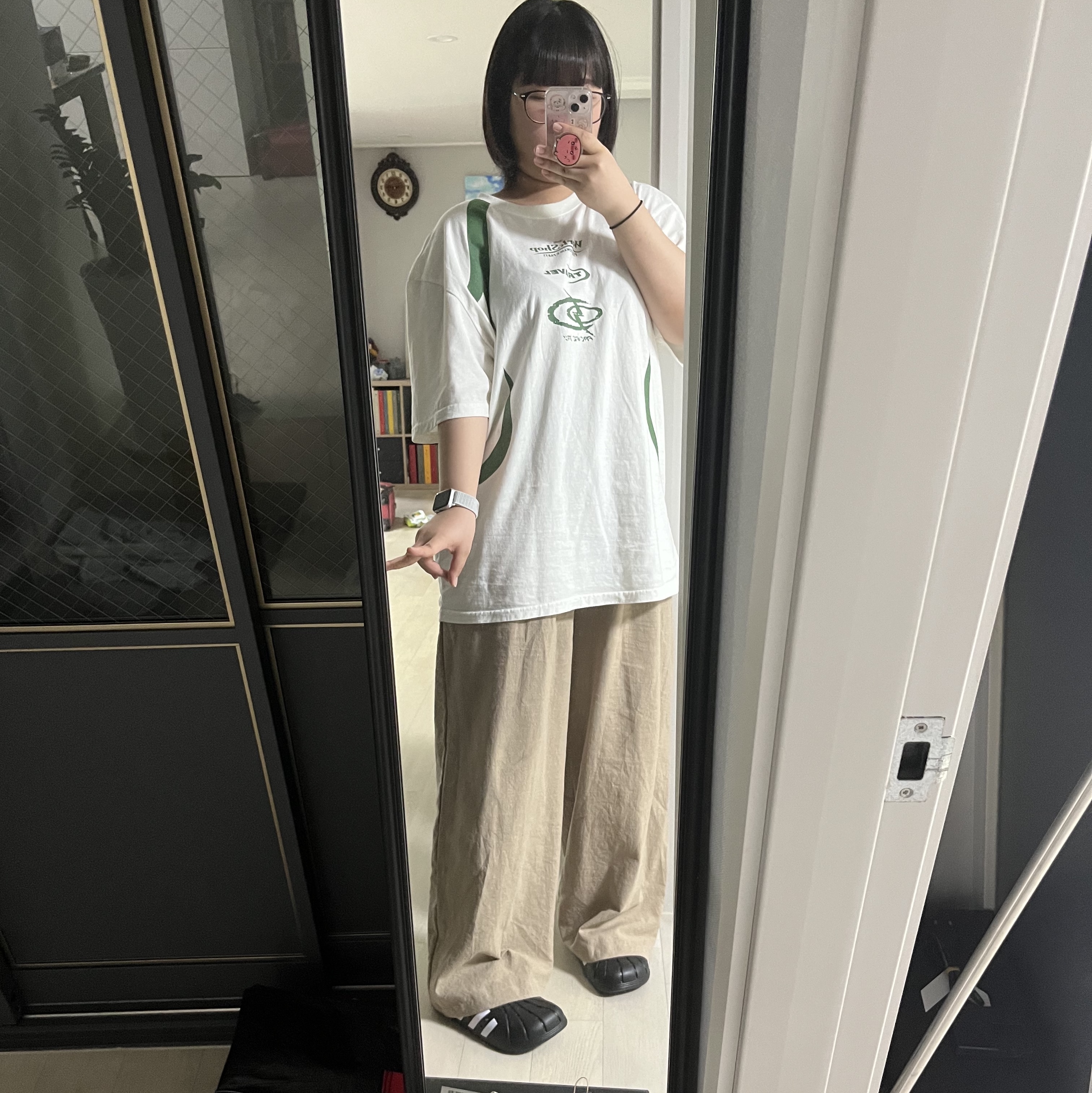 Adidas Adilette Clog Black White 착용 스타일 - 1
