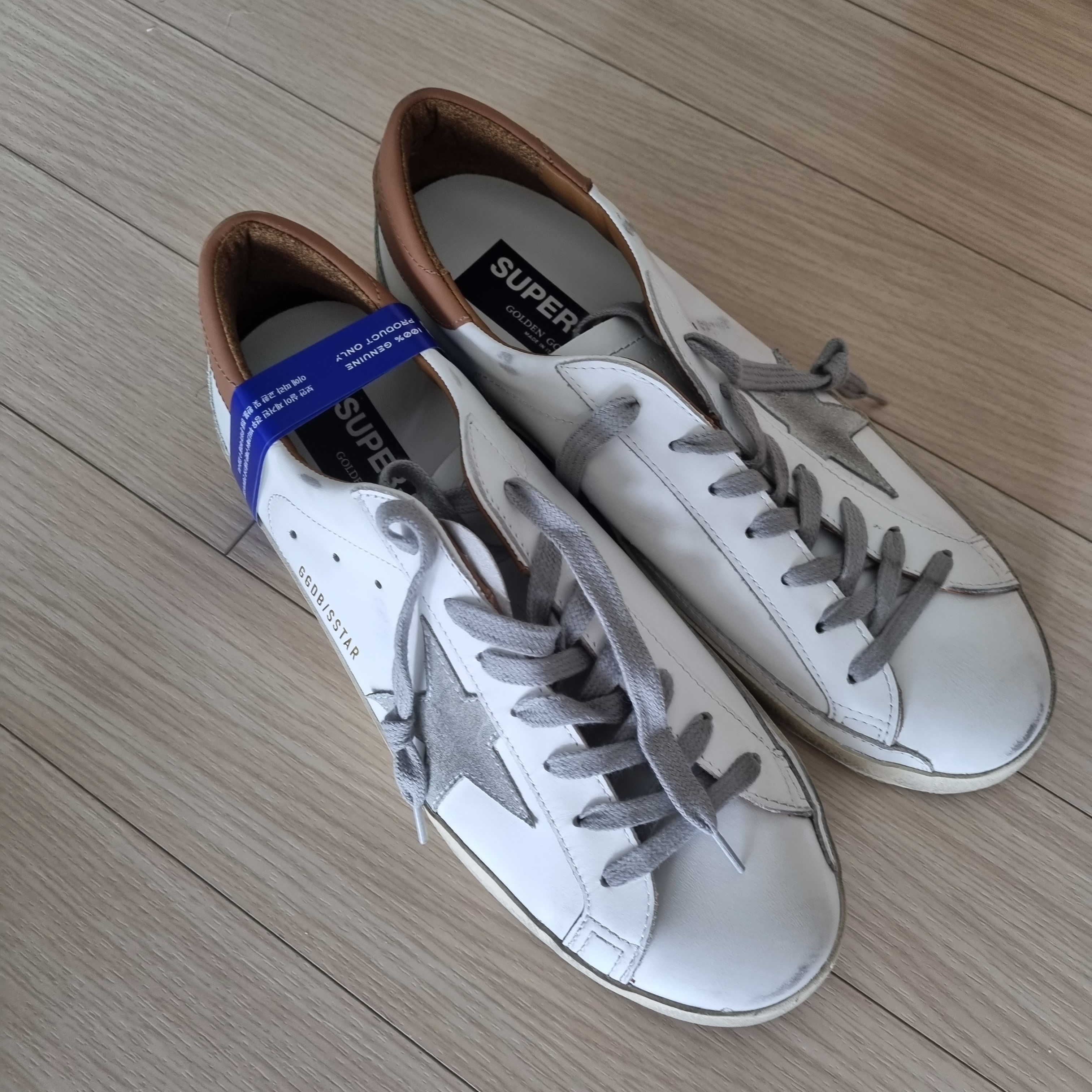 Golden Goose Superstar White Tan Heel Tab Sneakers 착용 스타일