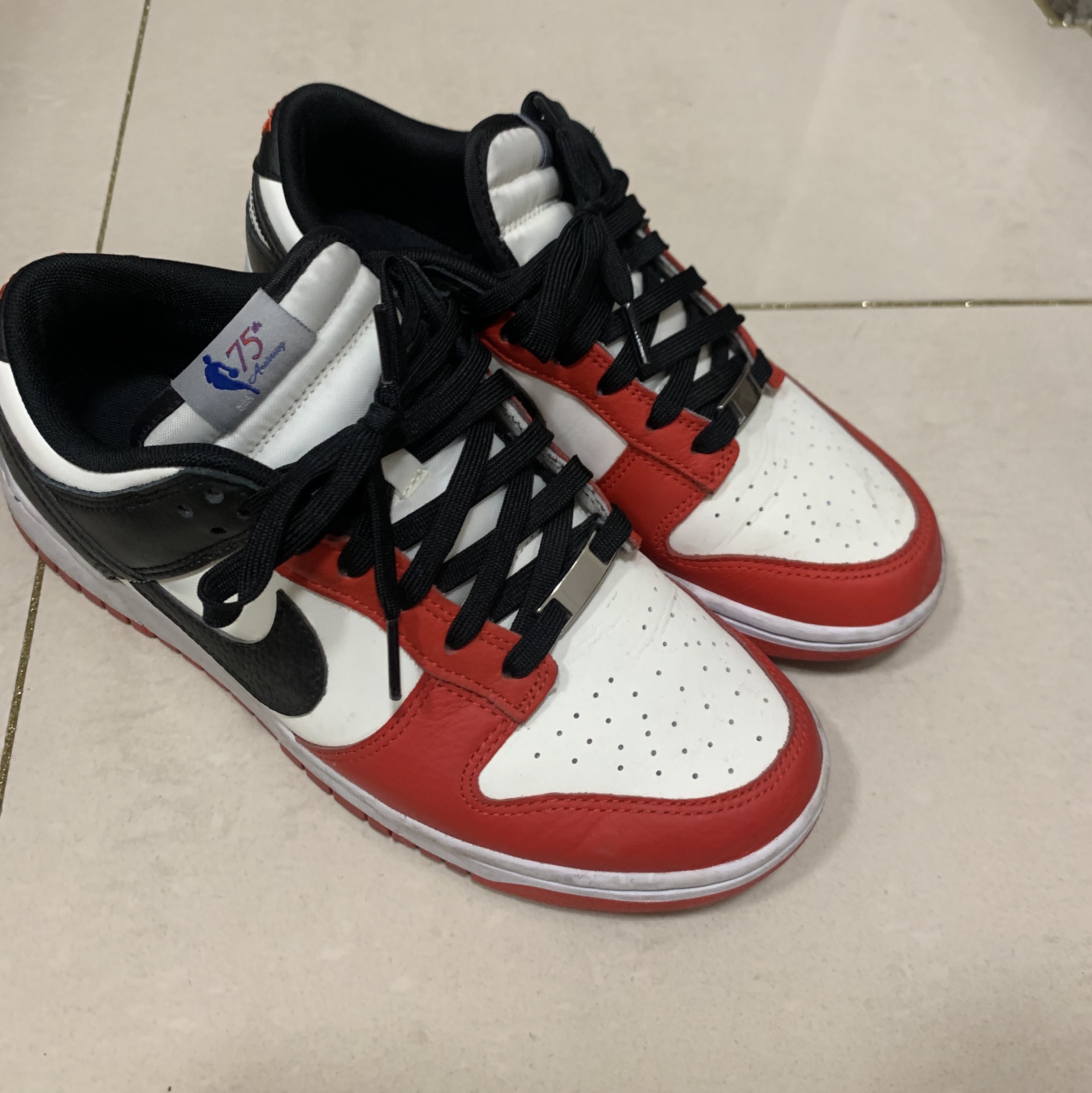 Nike x NBA Dunk Low Retro EMB Black and Chile Red 착용 스타일